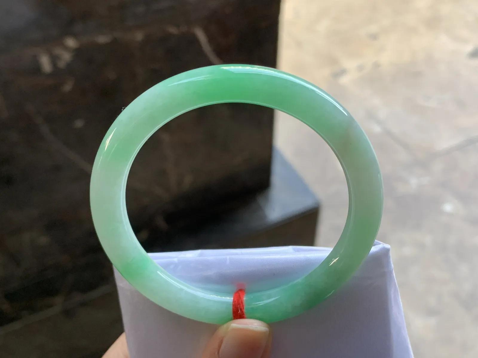 56-8.4

阳绿色圆条手镯^_^颜色好看 细腻