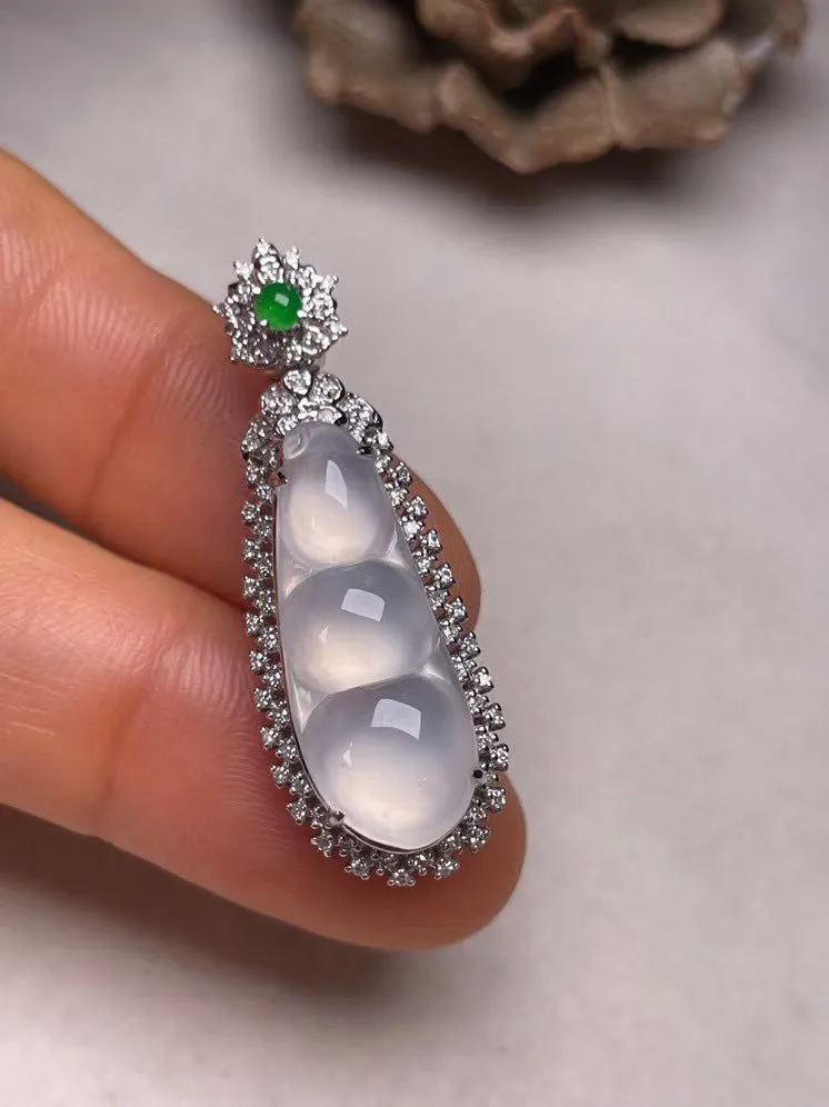 冰种福豆吊坠、真金真钻镶嵌，种水好，玉质细腻 .裸石尺寸 22.2*8.6