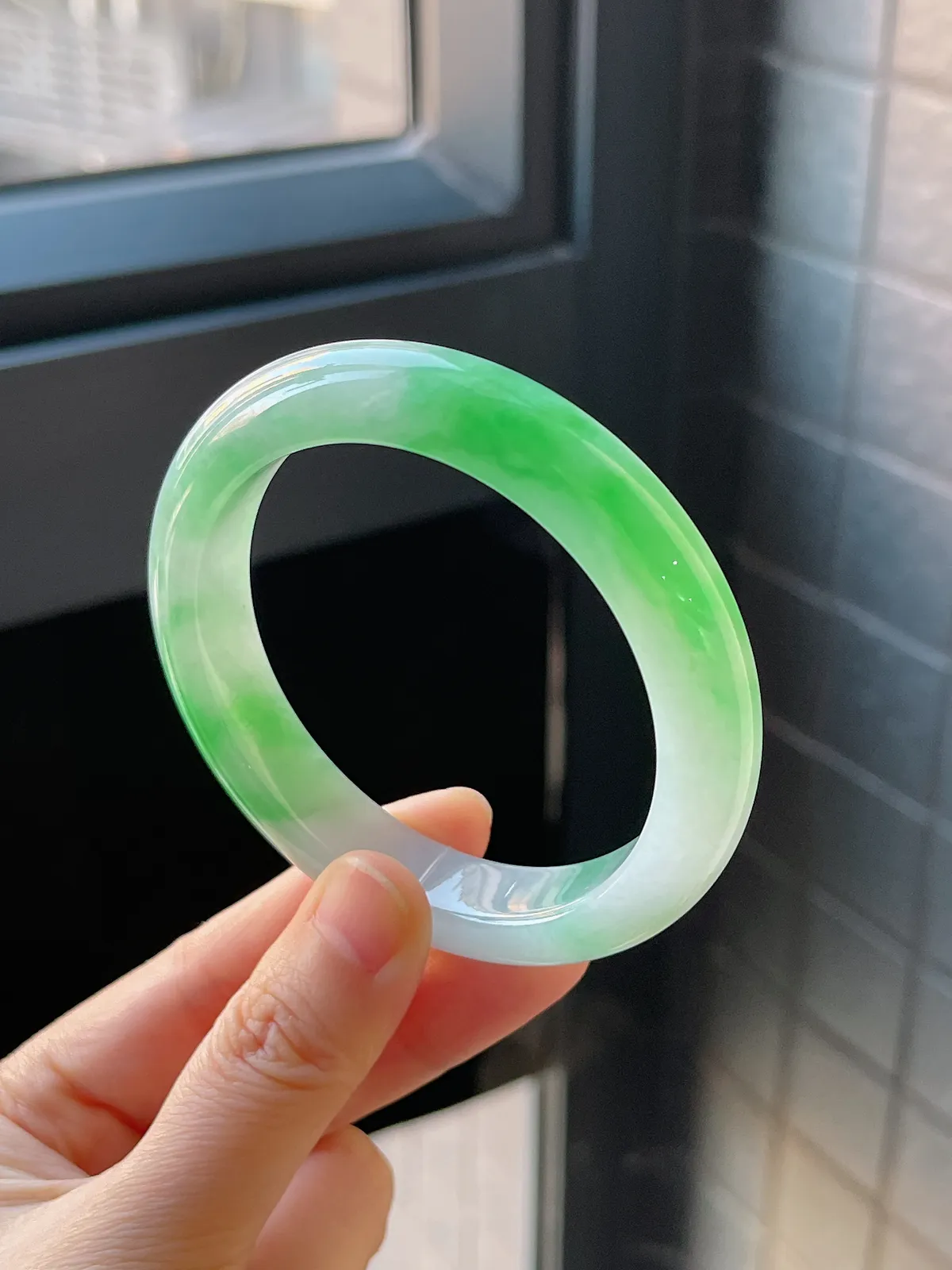 正圈56.8圈口，翡翠冰糯种飘绿手镯