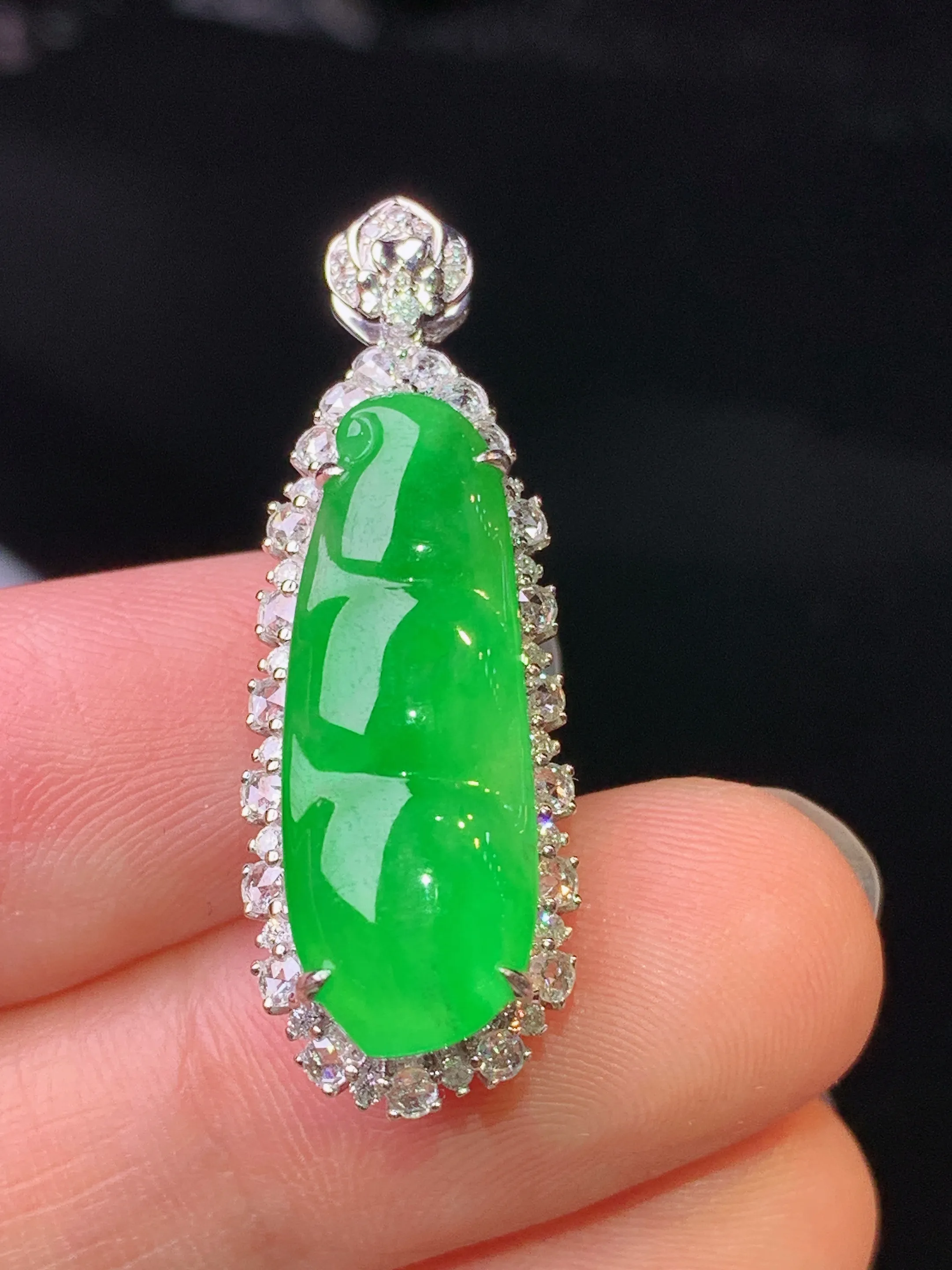 18k金钻镶嵌满绿四季豆吊坠 玉质细腻 色泽艳丽清新 整体尺寸32.7*11.2*10.2