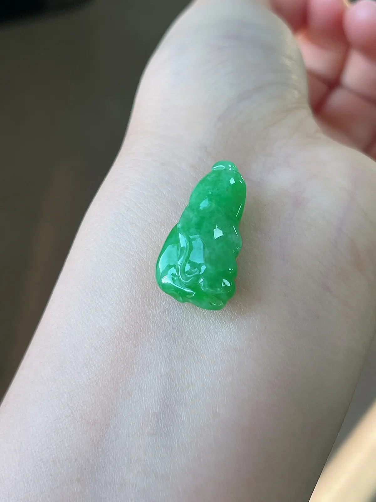 翡翠糯化种绿色吊坠