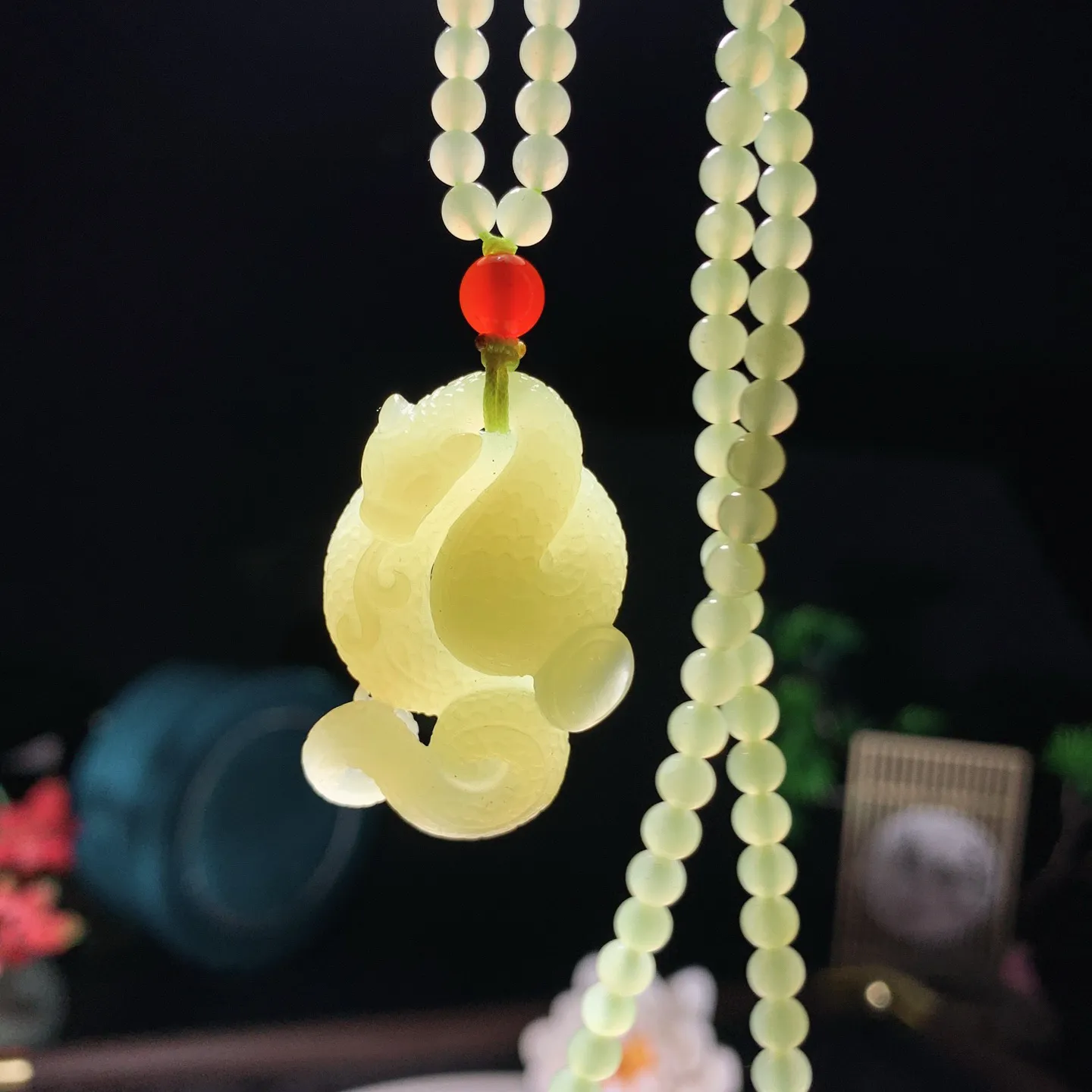 新疆和田玉若羌黄口料富贵缠身蛇挂件。尺寸36/25/11重26.6克 无裂无杂 玉质细腻油润 底色纯净 脂粉好，品质好。lt250106