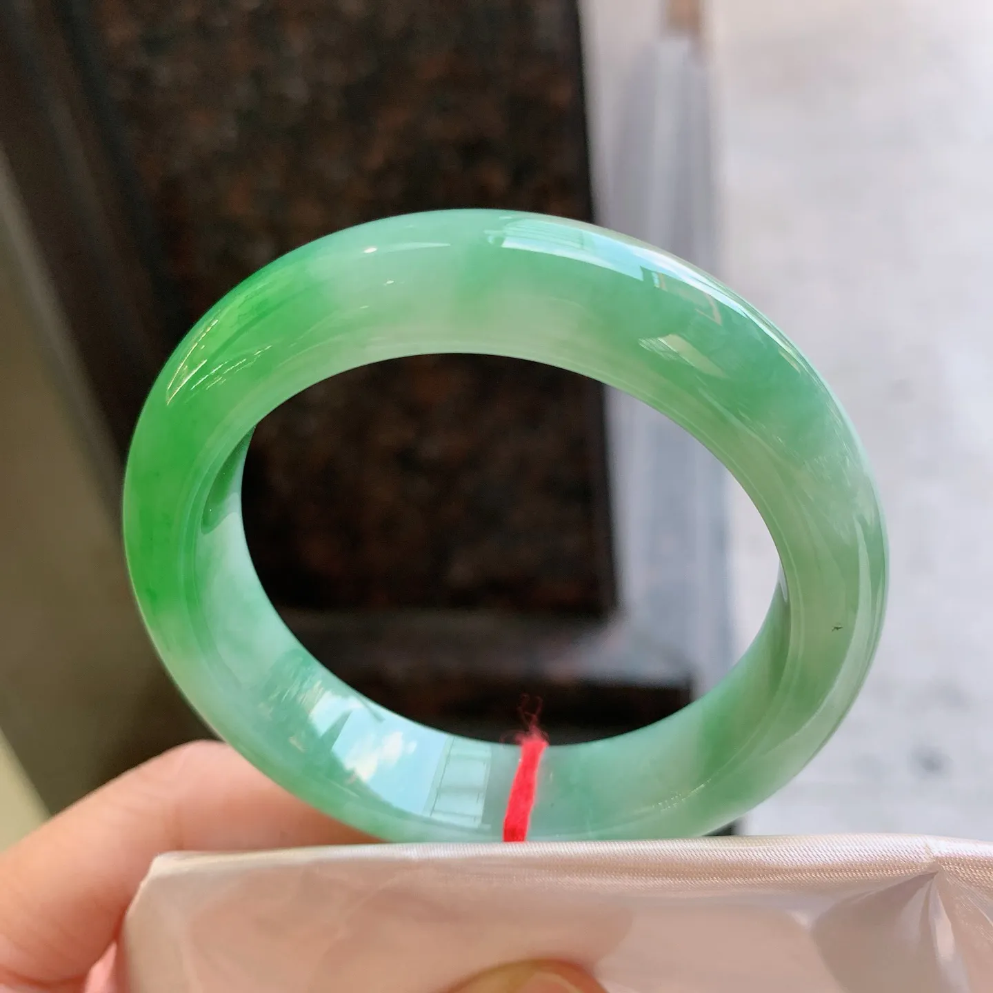 正圈飘绿 无瑕 尺寸：52/13.1/8.9 细腻