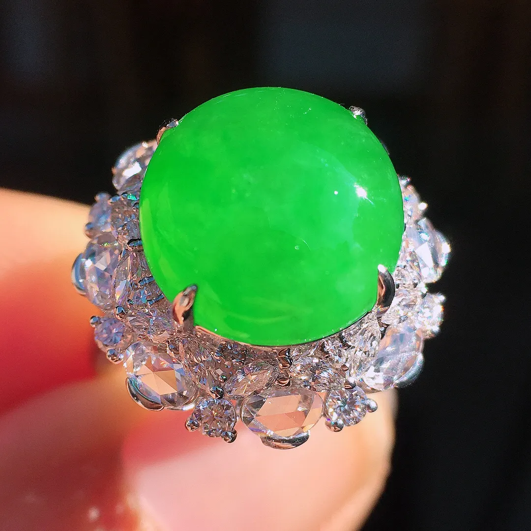 阳绿蛋面戒指，色泽均匀艳丽，玉质细腻，荧光感超
强，饱满圆润，尽显优雅气质，18k
金豪华镶嵌