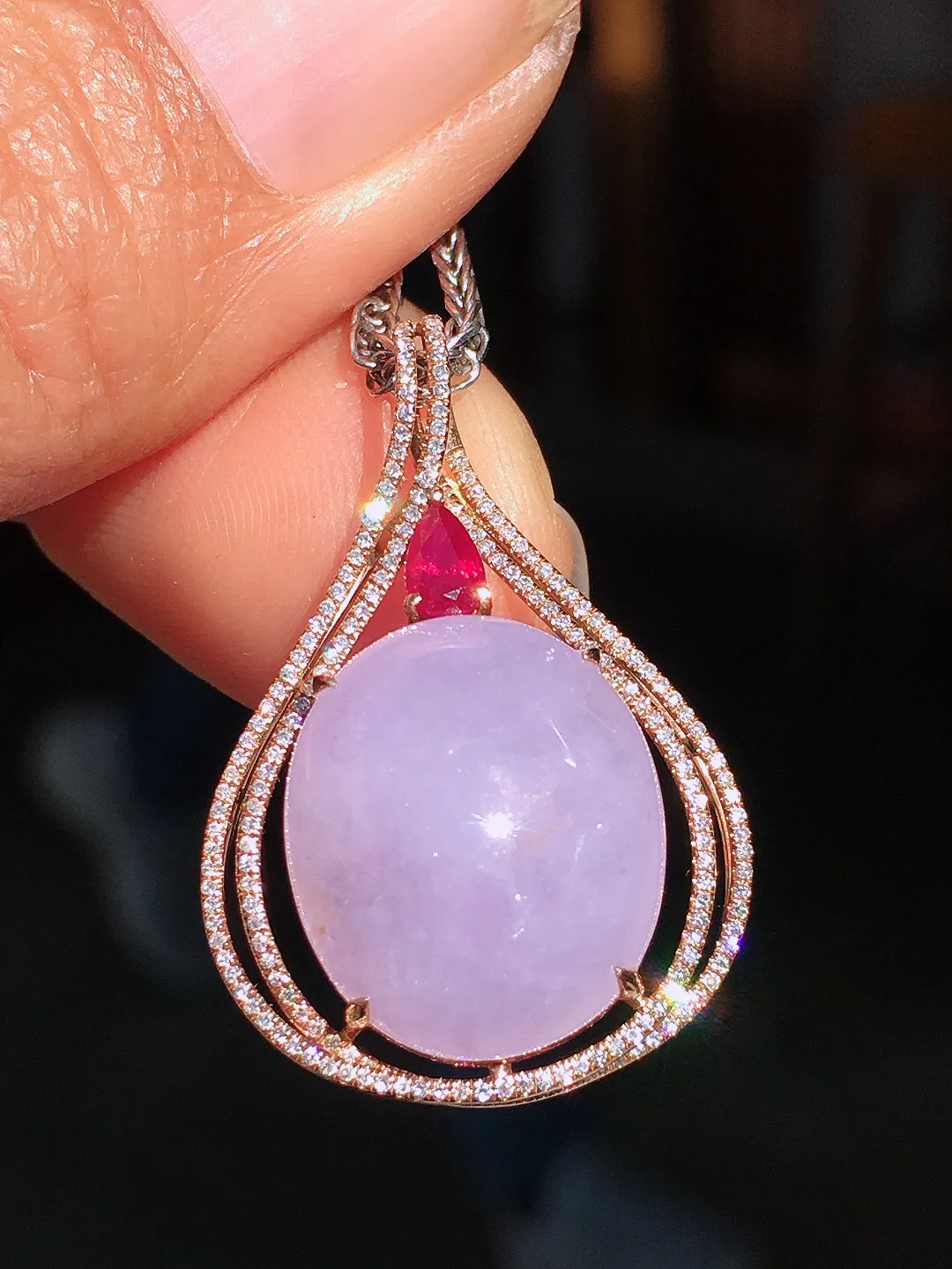 紫罗兰蛋面吊坠，色泽均匀艳丽，玉质细腻，荧光感超
强，饱满圆润，尽显优雅气质，18k
金豪华镶嵌