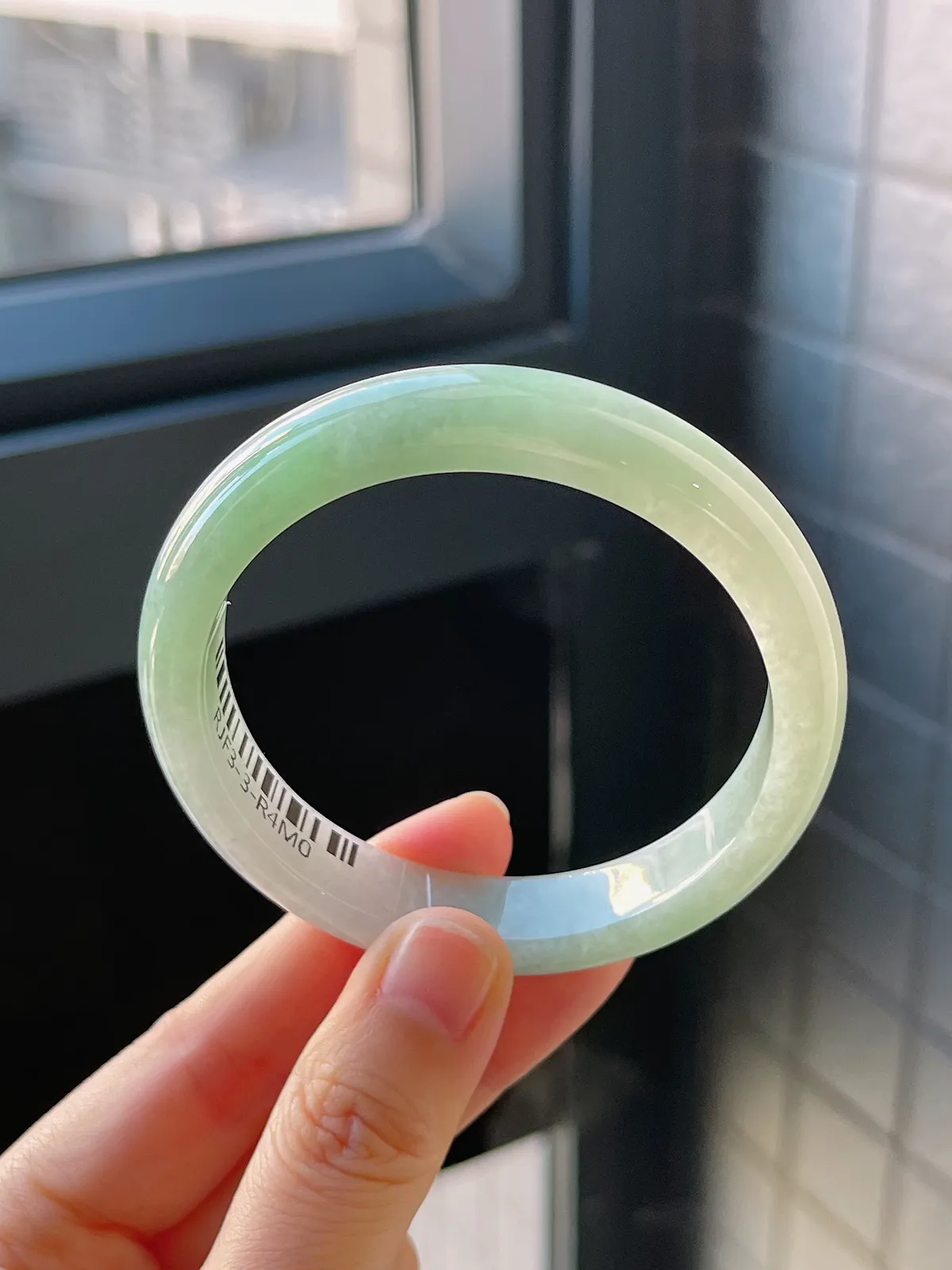 正圈55.1圈口，翡翠糯化种淡绿色手镯