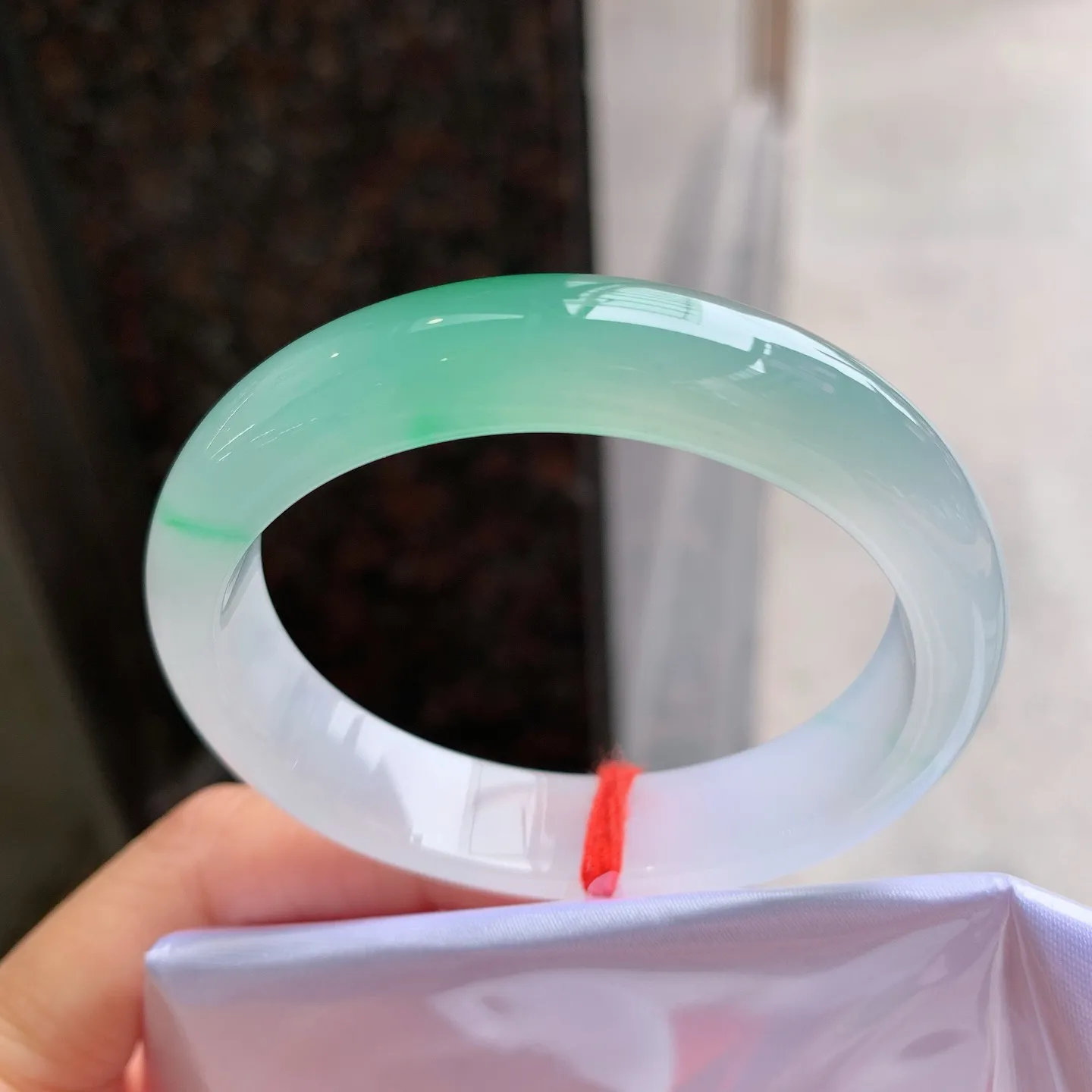 贵妃冰飘绿 无瑕 尺寸：52/46/12.3/7.5 小圈口