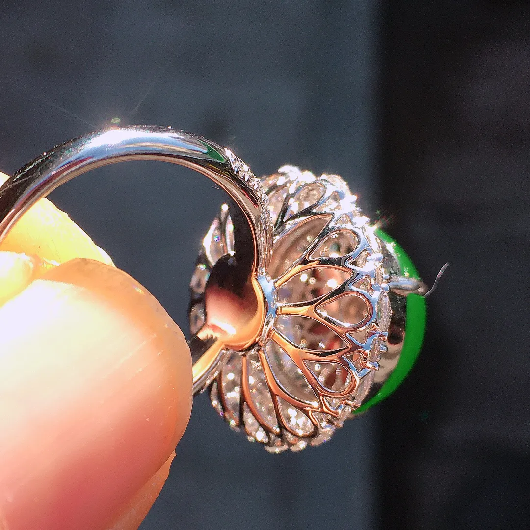 阳绿蛋面戒指，色泽均匀艳丽，玉质细腻，荧光感超
强，饱满圆润，尽显优雅气质，18k
金豪华镶嵌