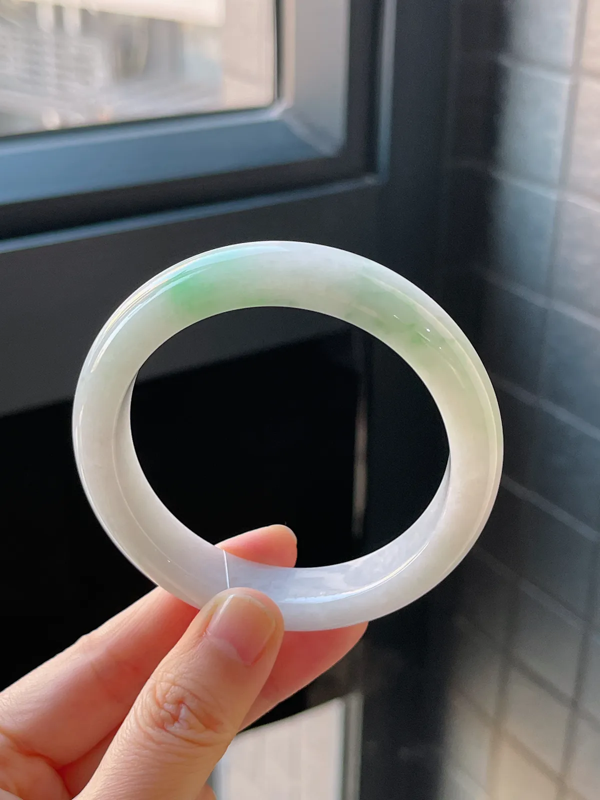 正圈56.2圈口，翡翠糯化种飘绿手镯，带镯心