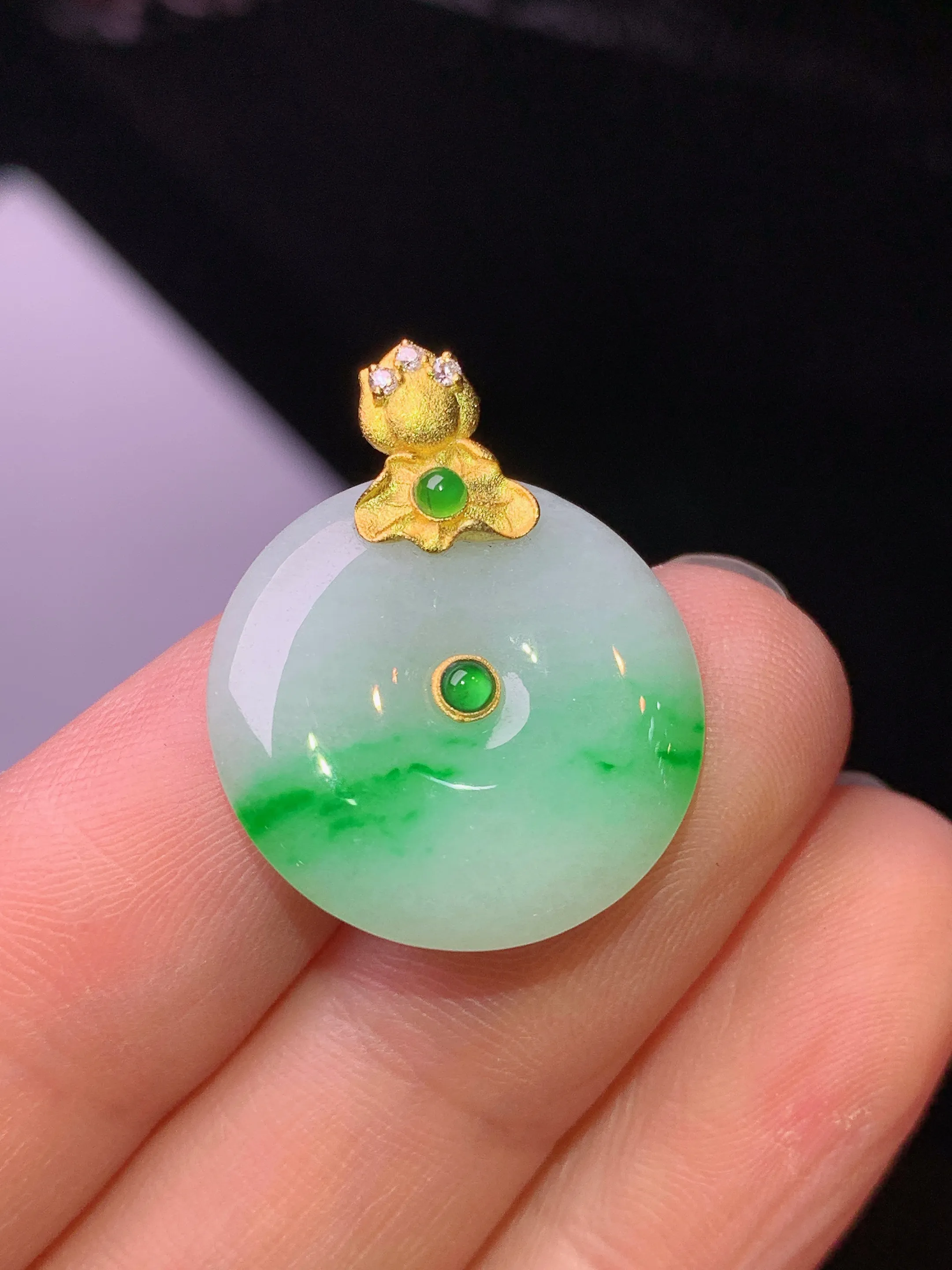 18k金镶嵌飘绿平安扣吊坠 玉质细腻 色泽艳丽清新 整体尺寸24.2*19.5*4.2