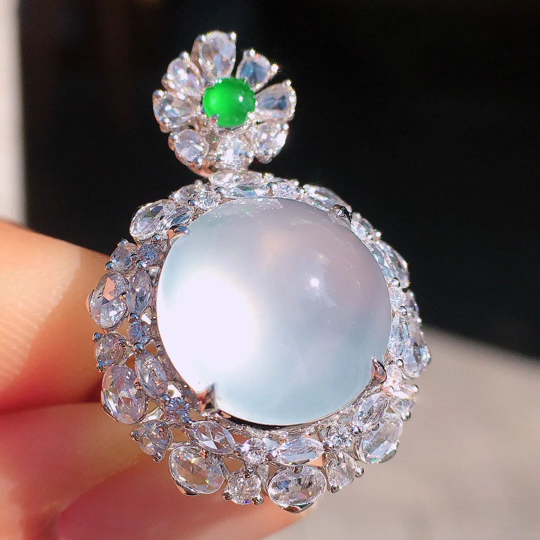 冰种蛋面戒指/吊坠两用款，玉质细腻，荧光感超
强，饱满圆润，尽显优雅气质，18k
金豪华镶嵌