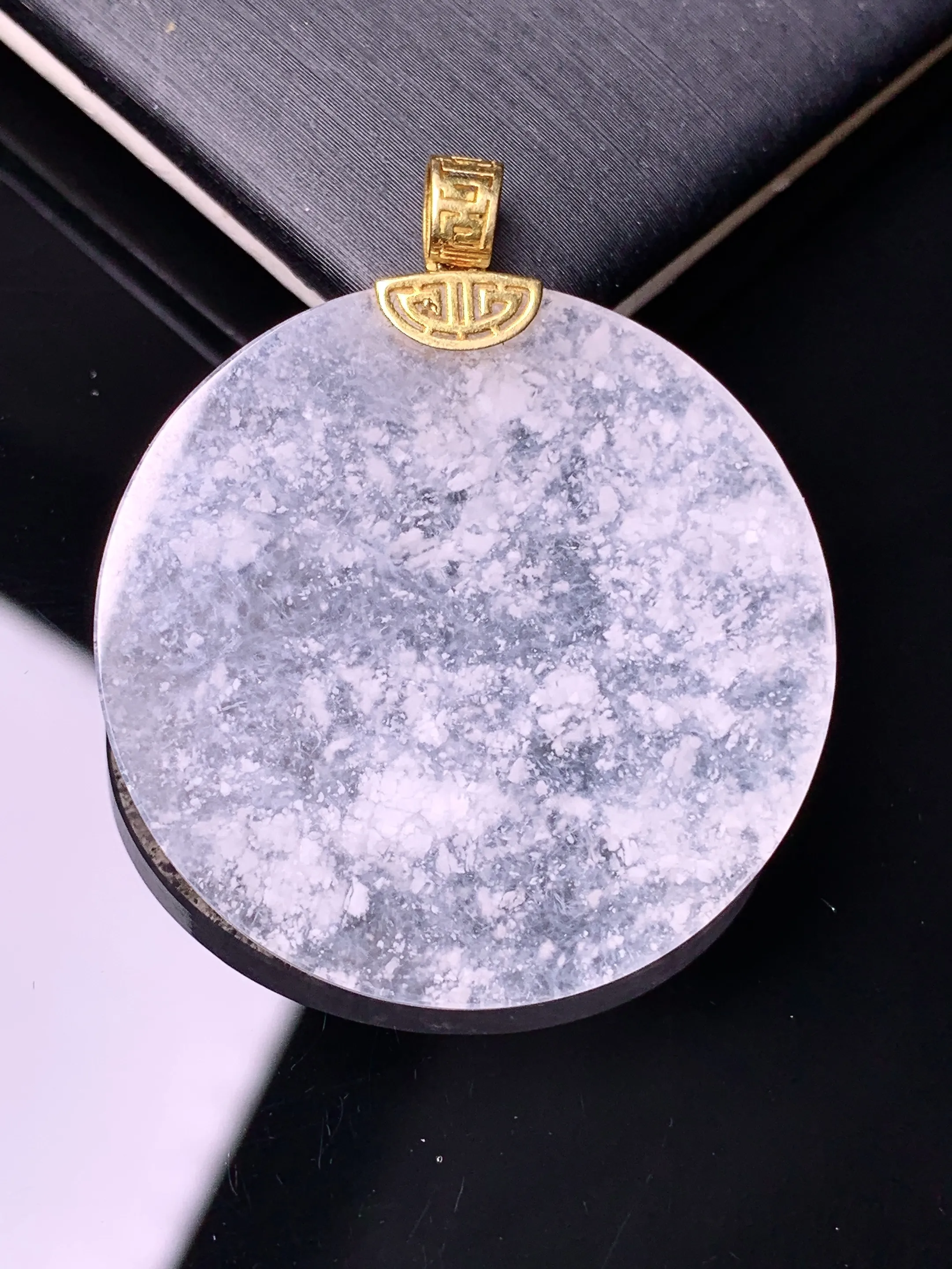 18k金镶嵌雪花棉圆牌吊坠 玉质细腻 色泽艳丽清新 整体尺寸37.6*31.6*2