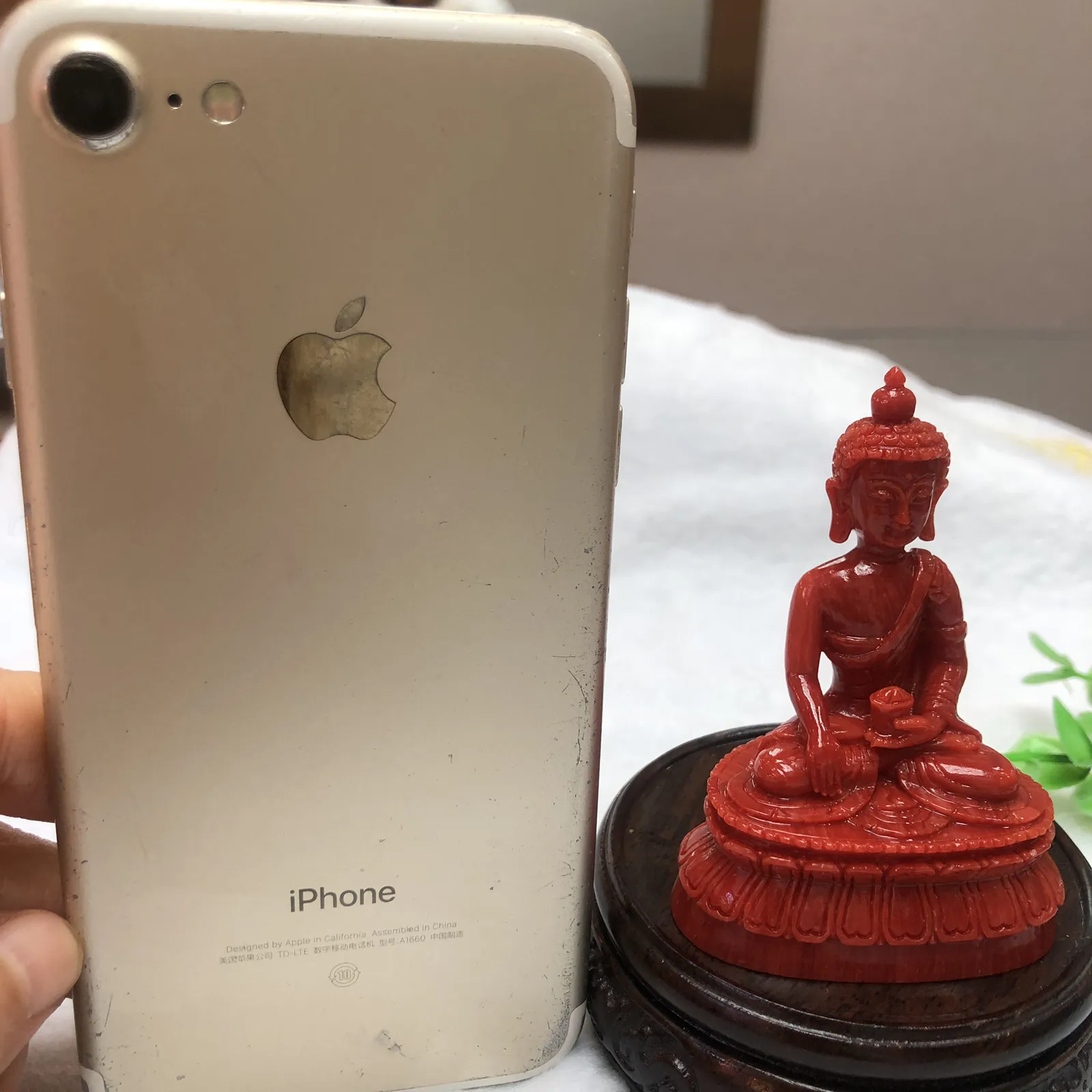 【天然红珊瑚拼接释迦牟尼小佛摆件】意大利产地，沙丁珊瑚料，深红颜色，釆用台湾拼接手工工艺，精雕细镂，底部有开孔可藏经文，手工工序复杂，高约77.1mm，宽约52.2mm，厚34.8mm，重量64.48克。可手持红珊瑚沙丁大枝拼接释迦牟尼！收藏供奉价值高！