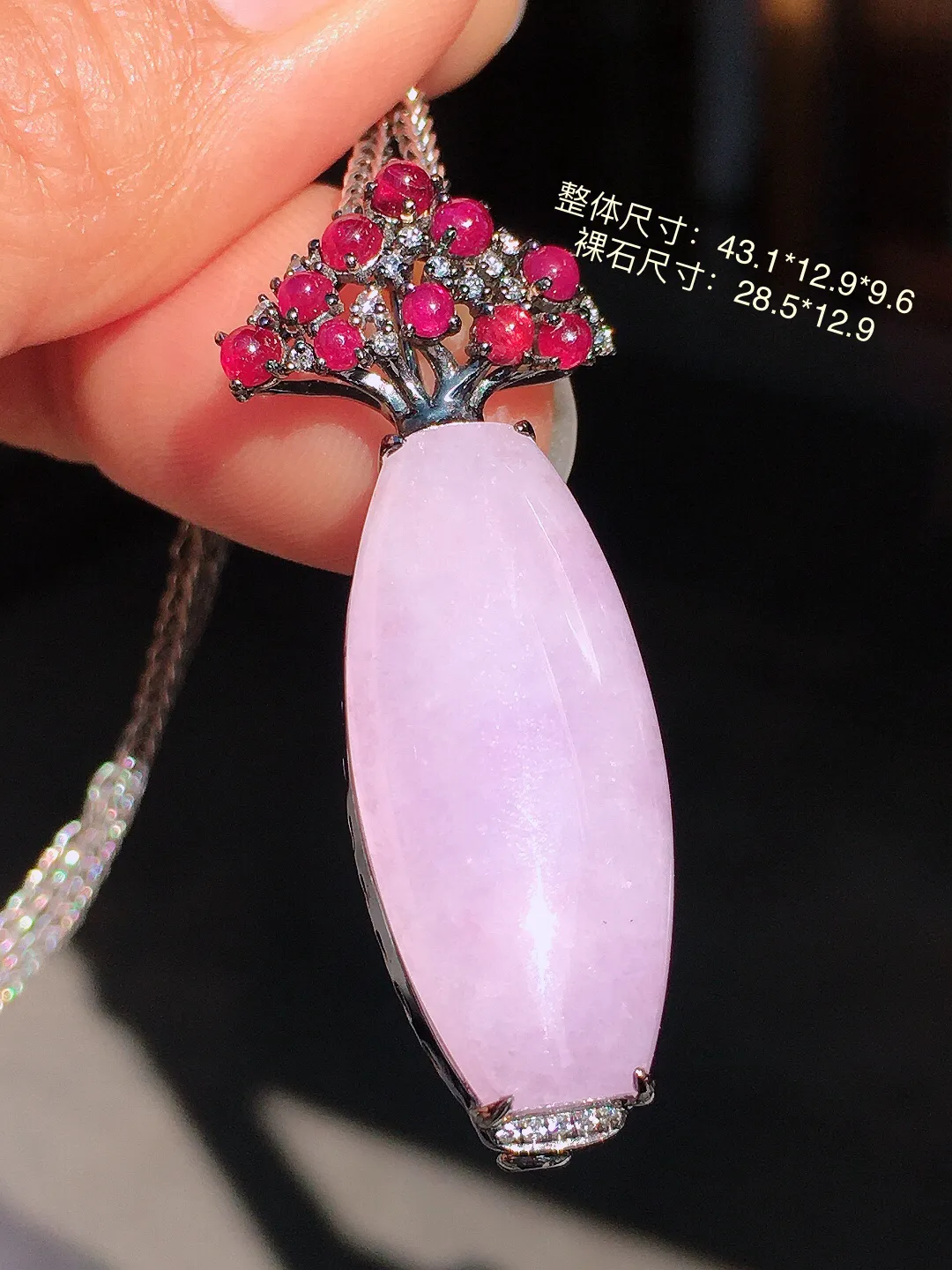 淡紫罗兰花瓶吊坠，色泽均匀艳丽，玉质细腻，荧光感超
强，饱满圆润，尽显优雅气质，18k
金豪华镶嵌