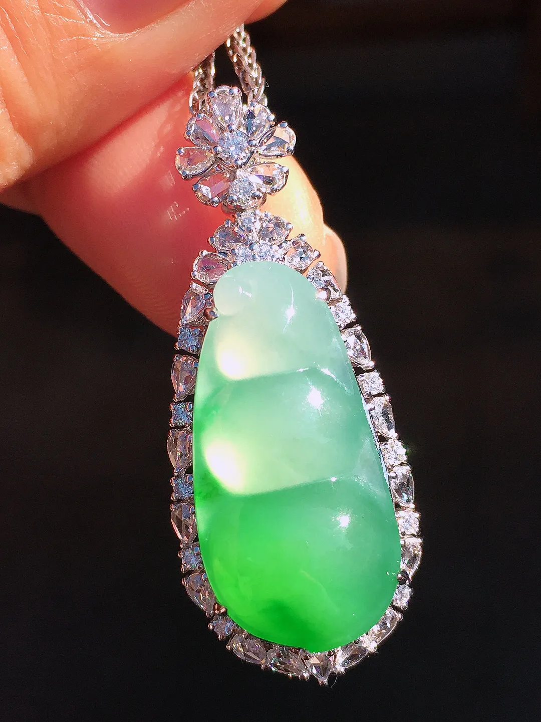 飘绿福豆吊坠，色泽艳丽，玉质细腻，荧光感超
强，饱满圆润，尽显优雅气质，18k
金豪华镶嵌