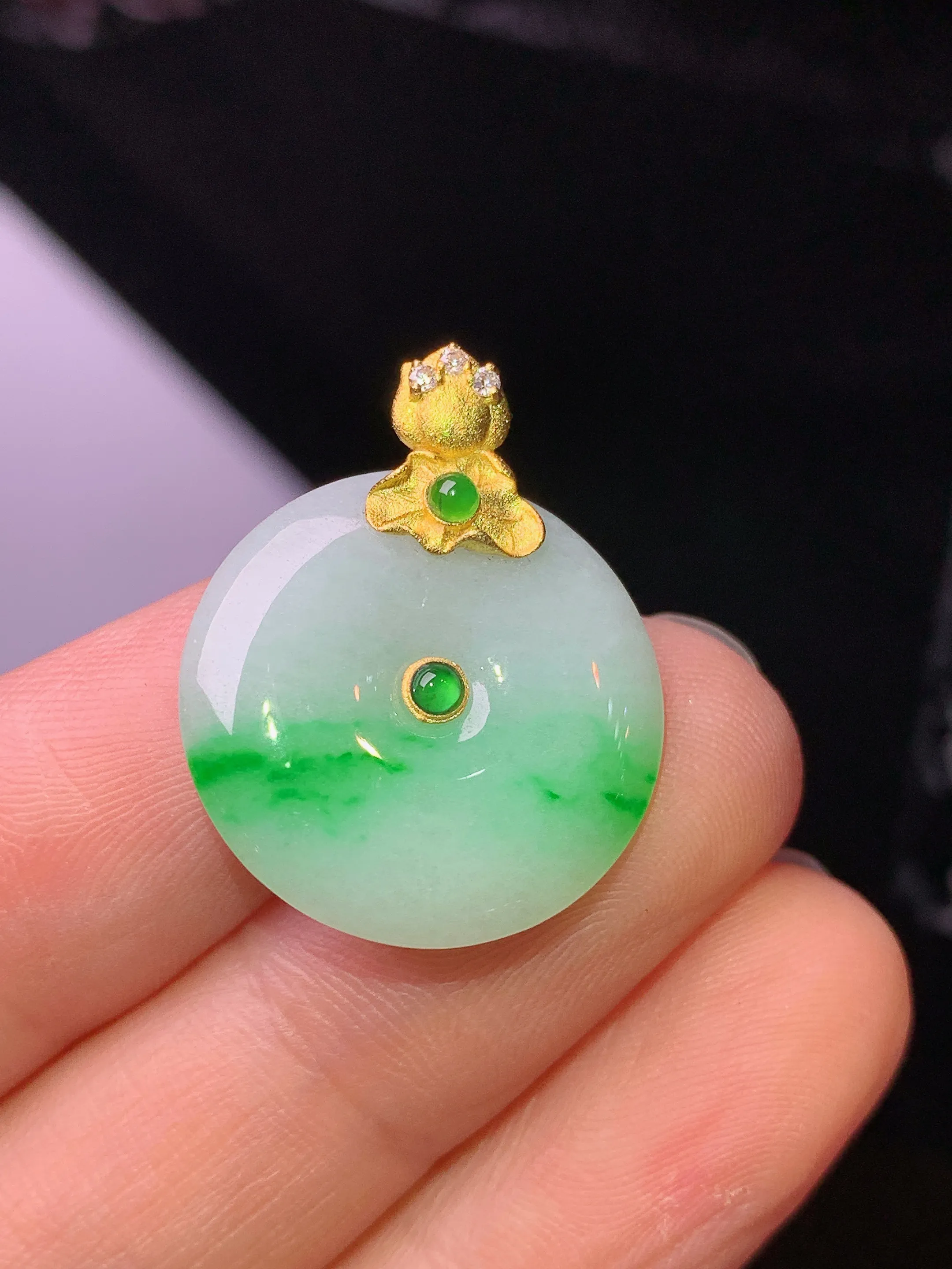 18k金镶嵌飘绿平安扣吊坠 玉质细腻 色泽艳丽清新 整体尺寸24.2*19.5*4.2