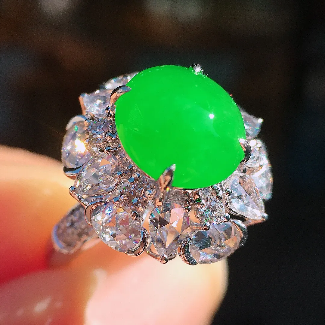 阳绿蛋面戒指，色泽均匀艳丽，玉质细腻，荧光感超
强，饱满圆润，尽显优雅气质，18k
金豪华镶嵌