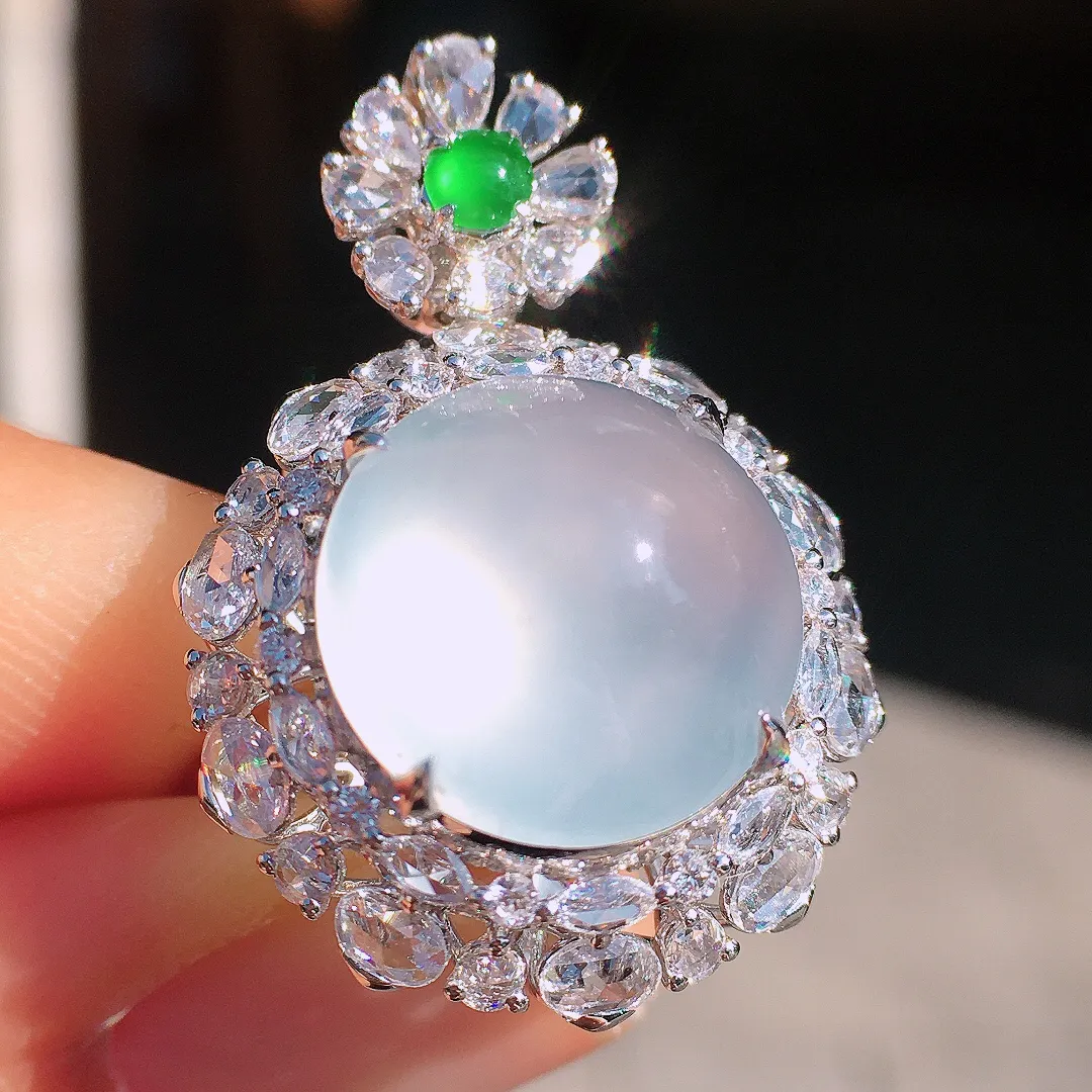 冰种蛋面戒指/吊坠两用款，玉质细腻，荧光感超
强，饱满圆润，尽显优雅气质，18k
金豪华镶嵌