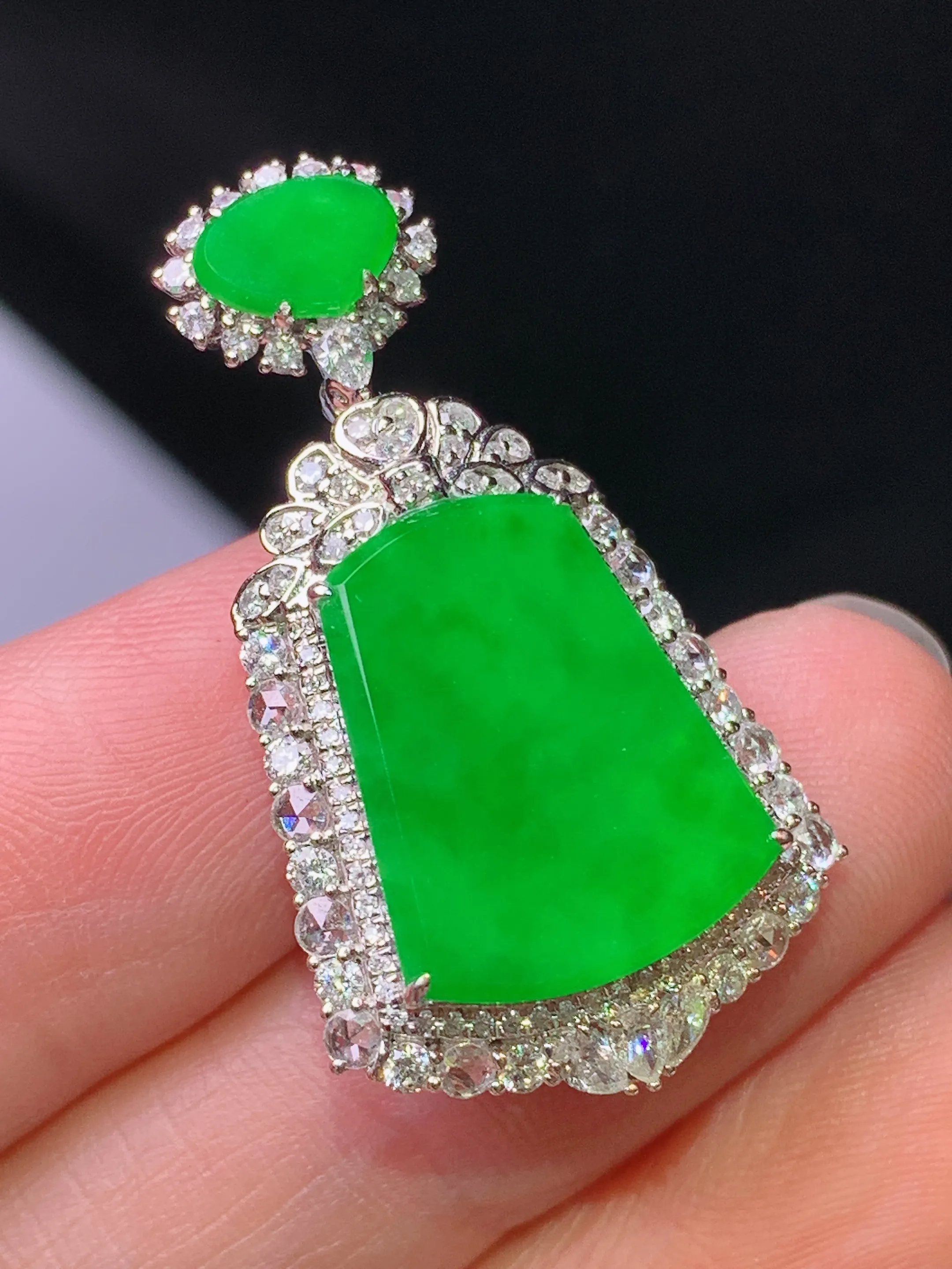 18k金钻镶嵌满绿无事牌吊坠 玉质细腻 色泽艳丽清新 整体尺寸33*18.5*7.6