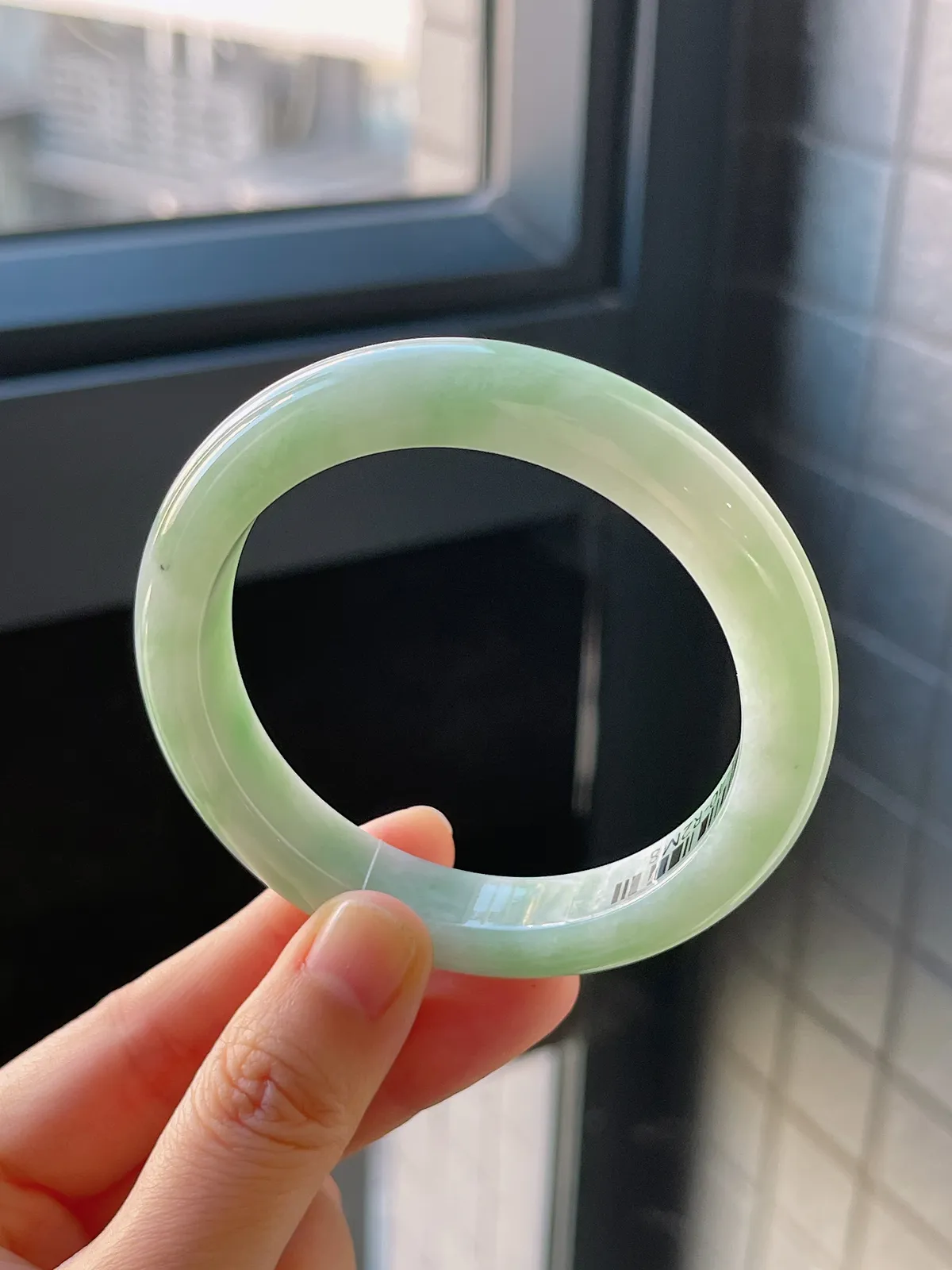 正圈56.7圈口，翡翠糯化种淡绿色手镯