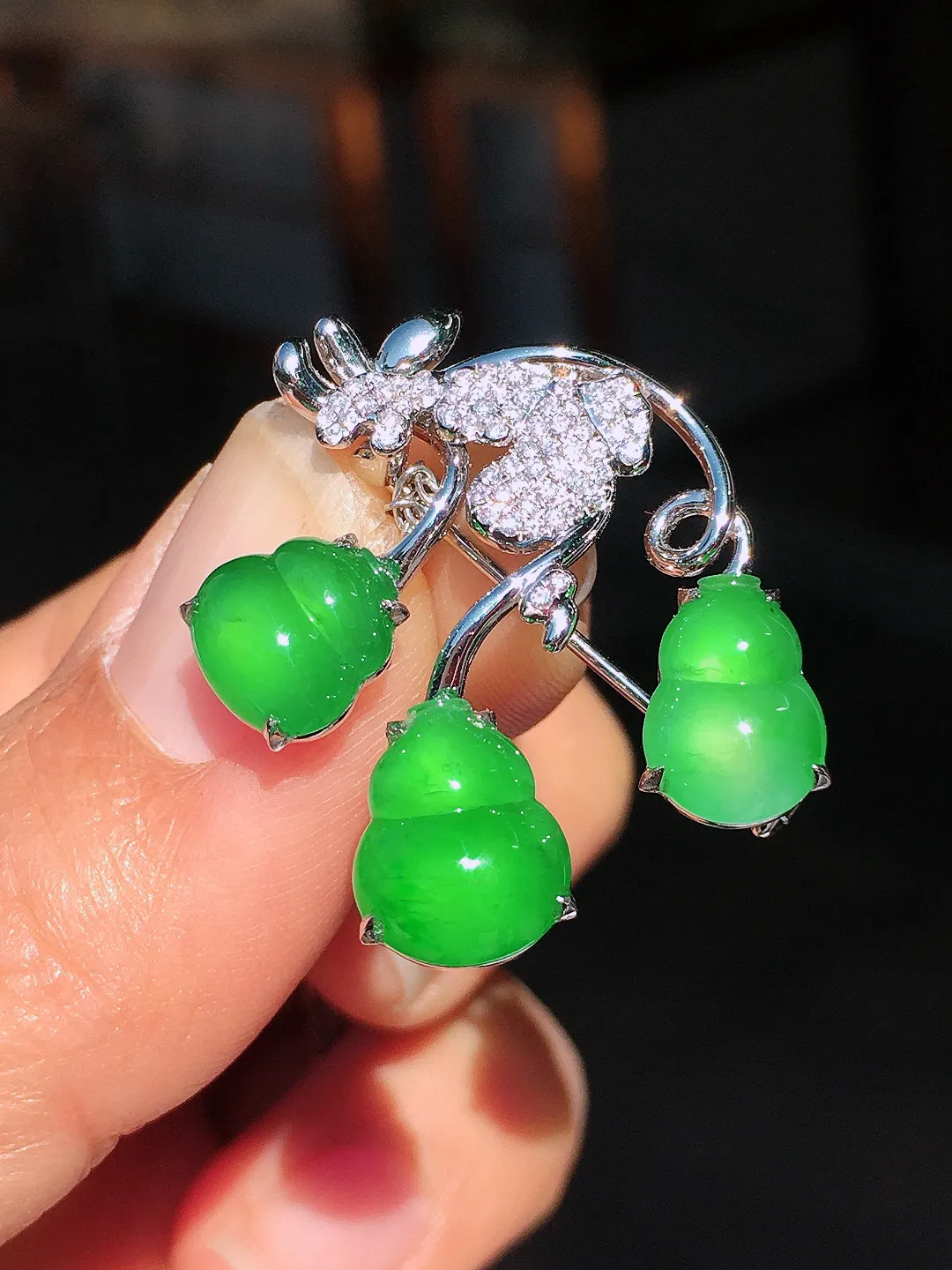 阳绿葫芦胸针/吊坠两用款，色泽均匀艳丽，玉质细腻，荧光感超
强，饱满圆润，尽显优雅气质，18k
金豪华镶嵌