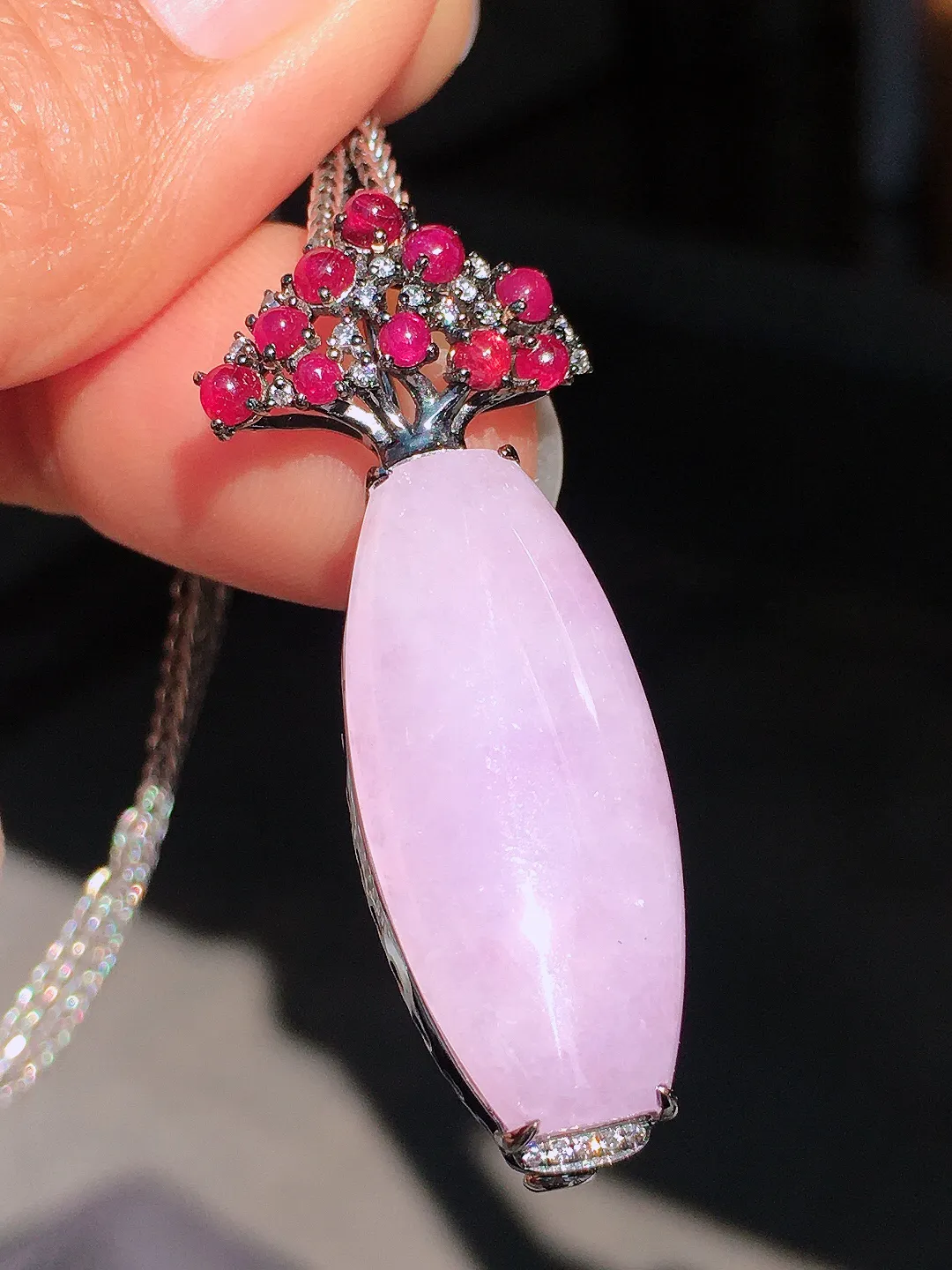 淡紫罗兰花瓶吊坠，色泽均匀艳丽，玉质细腻，荧光感超
强，饱满圆润，尽显优雅气质，18k
金豪华镶嵌