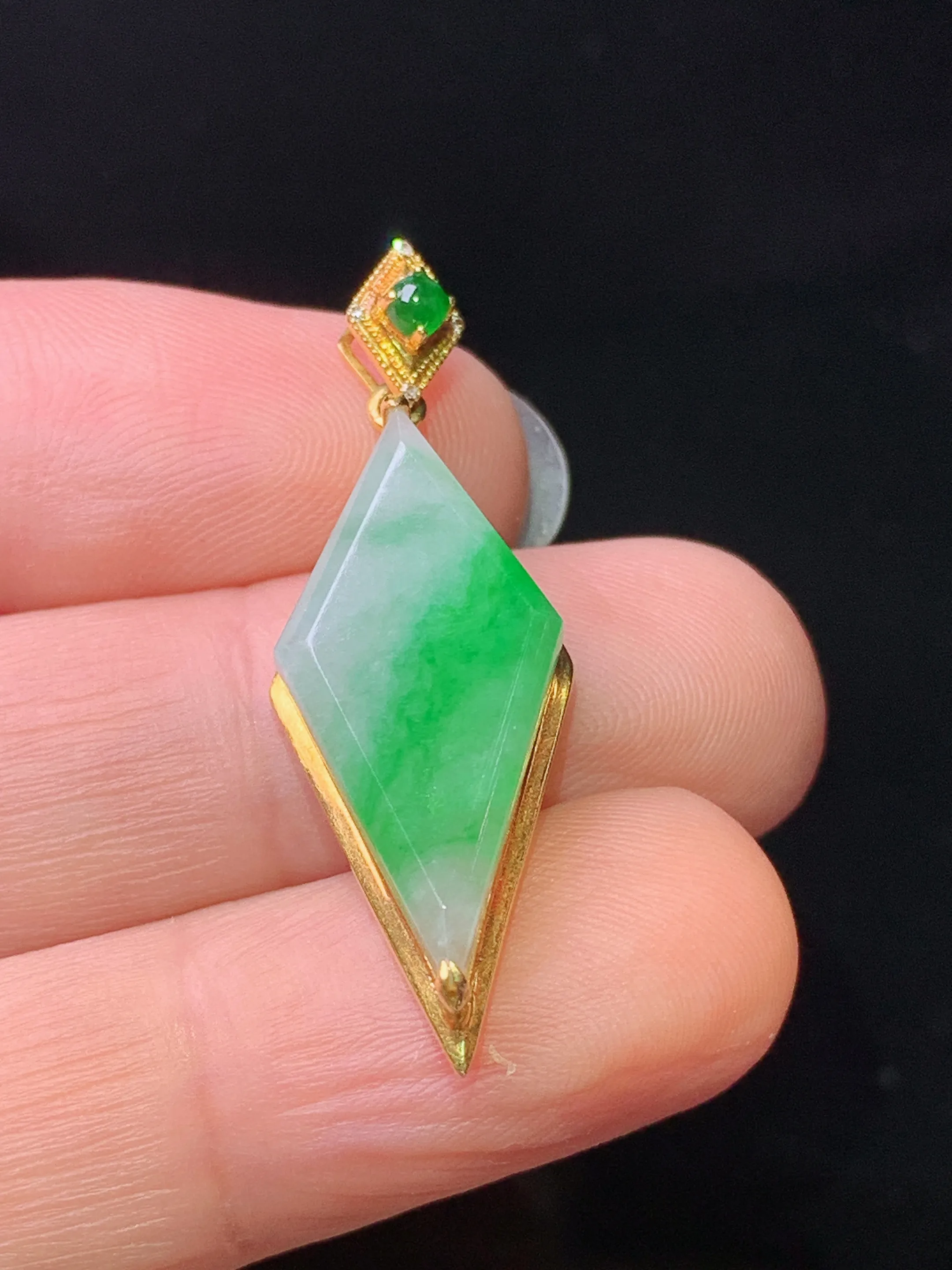 18k金镶嵌方形吊坠 玉质细腻 色泽艳丽清新 整体尺寸35.2*11.8*6