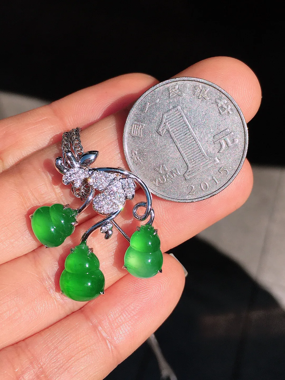 阳绿葫芦胸针/吊坠两用款，色泽均匀艳丽，玉质细腻，荧光感超
强，饱满圆润，尽显优雅气质，18k
金豪华镶嵌