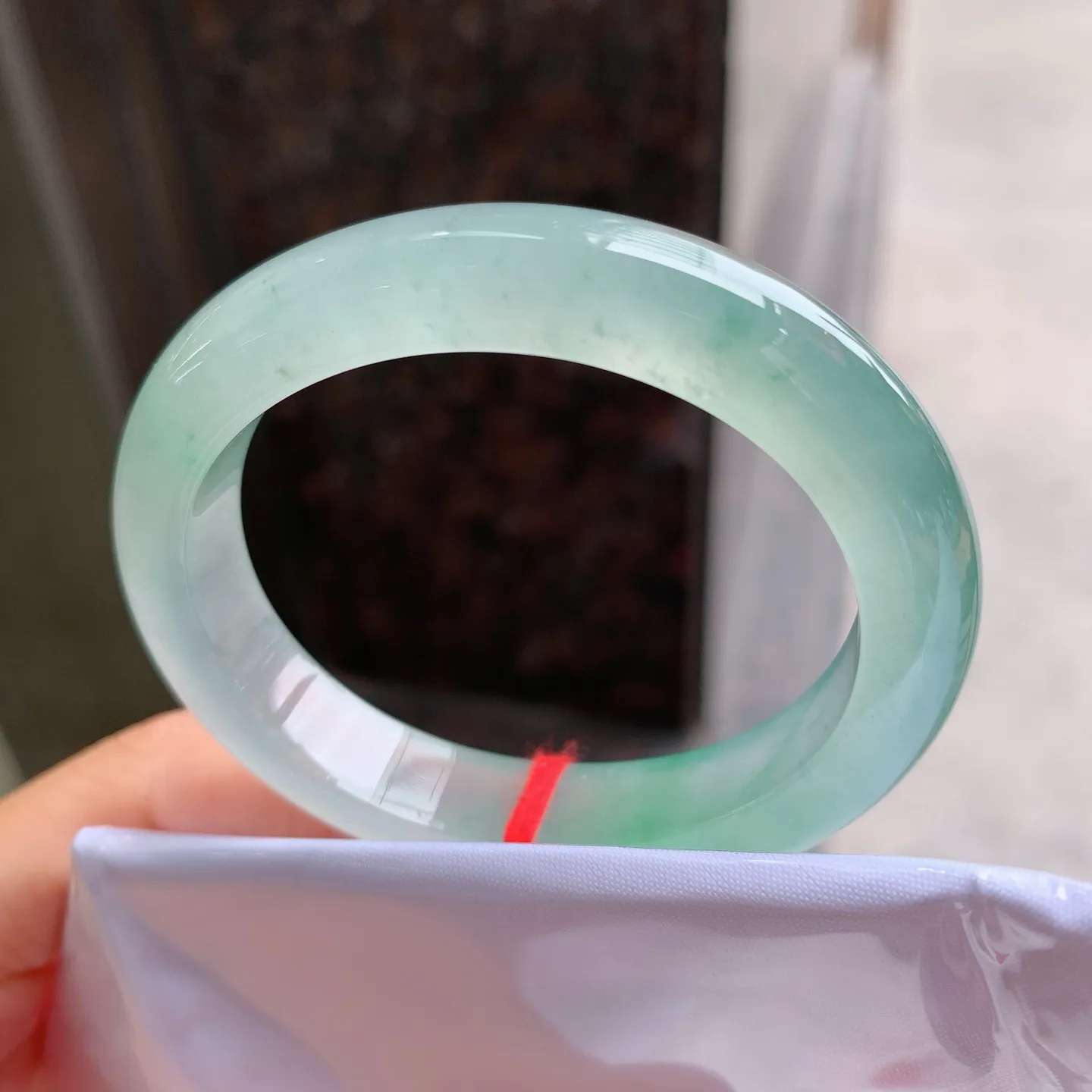 贵妃冰飘绿 无瑕 尺寸：51.3/45/11/7.8 起荧光