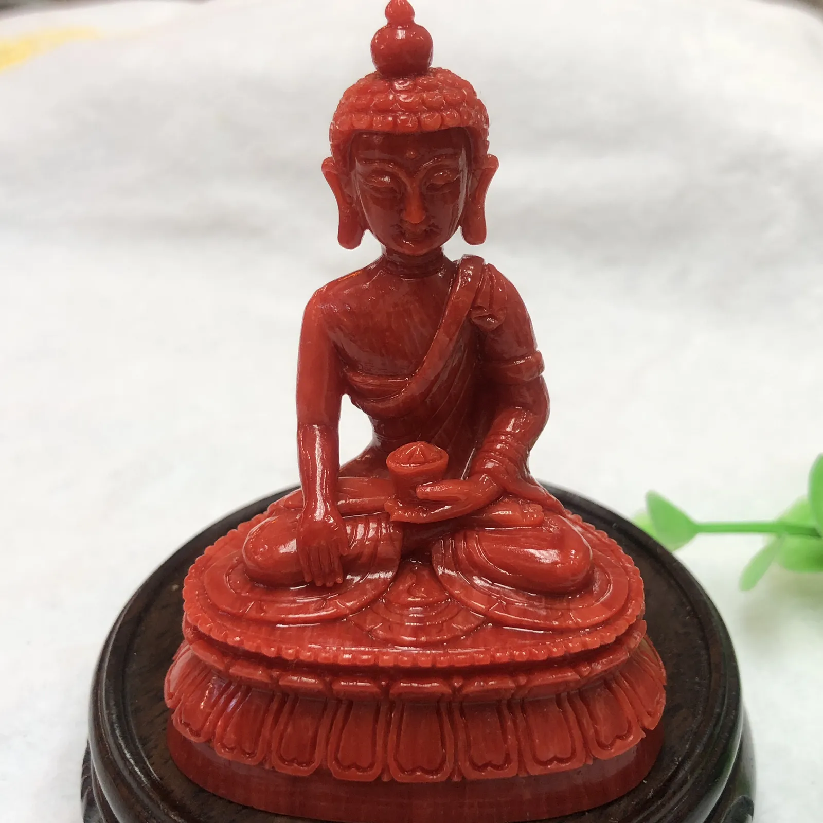 【天然红珊瑚拼接释迦牟尼小佛摆件】意大利产地，沙丁珊瑚料，深红颜色，釆用台湾拼接手工工艺，精雕细镂，