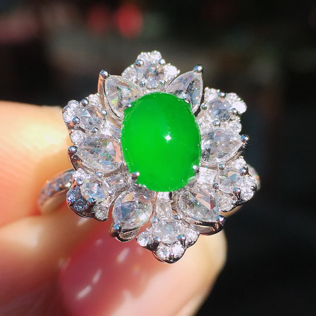 阳绿蛋面戒指，色泽均匀艳丽，玉质细腻，荧光感超
强，饱满圆润，尽显优雅气质，18k
金豪华镶嵌