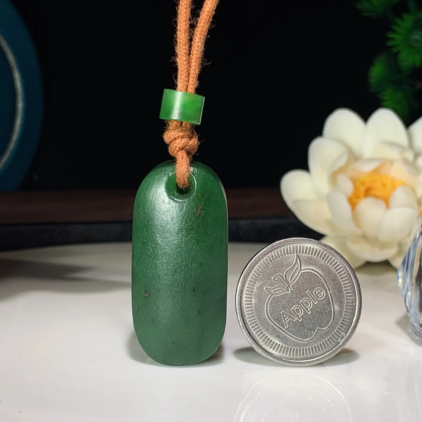 和田玉菠菜绿俄罗斯碧玉平安无事牌挂件。尺寸39/19/15重25.5克 无裂无杂 玉质细腻油润 底色纯净 脂粉好，品质好。lt250106