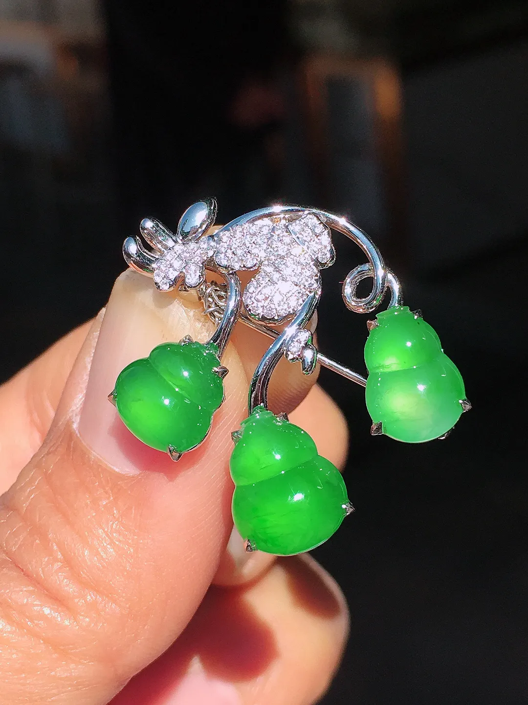 阳绿葫芦胸针/吊坠两用款，色泽均匀艳丽，玉质细腻，荧光感超
强，饱满圆润，尽显优雅气质，18k
金豪