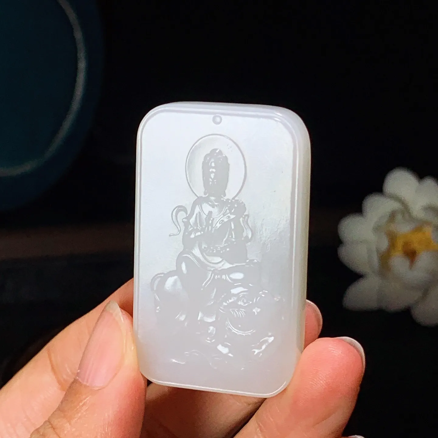 和田玉白玉普贤菩萨牌子挂件。尺寸50/30/10重33.8克 无裂无杂 玉质细腻油润 底色纯净 脂粉好，品质好。lt250106