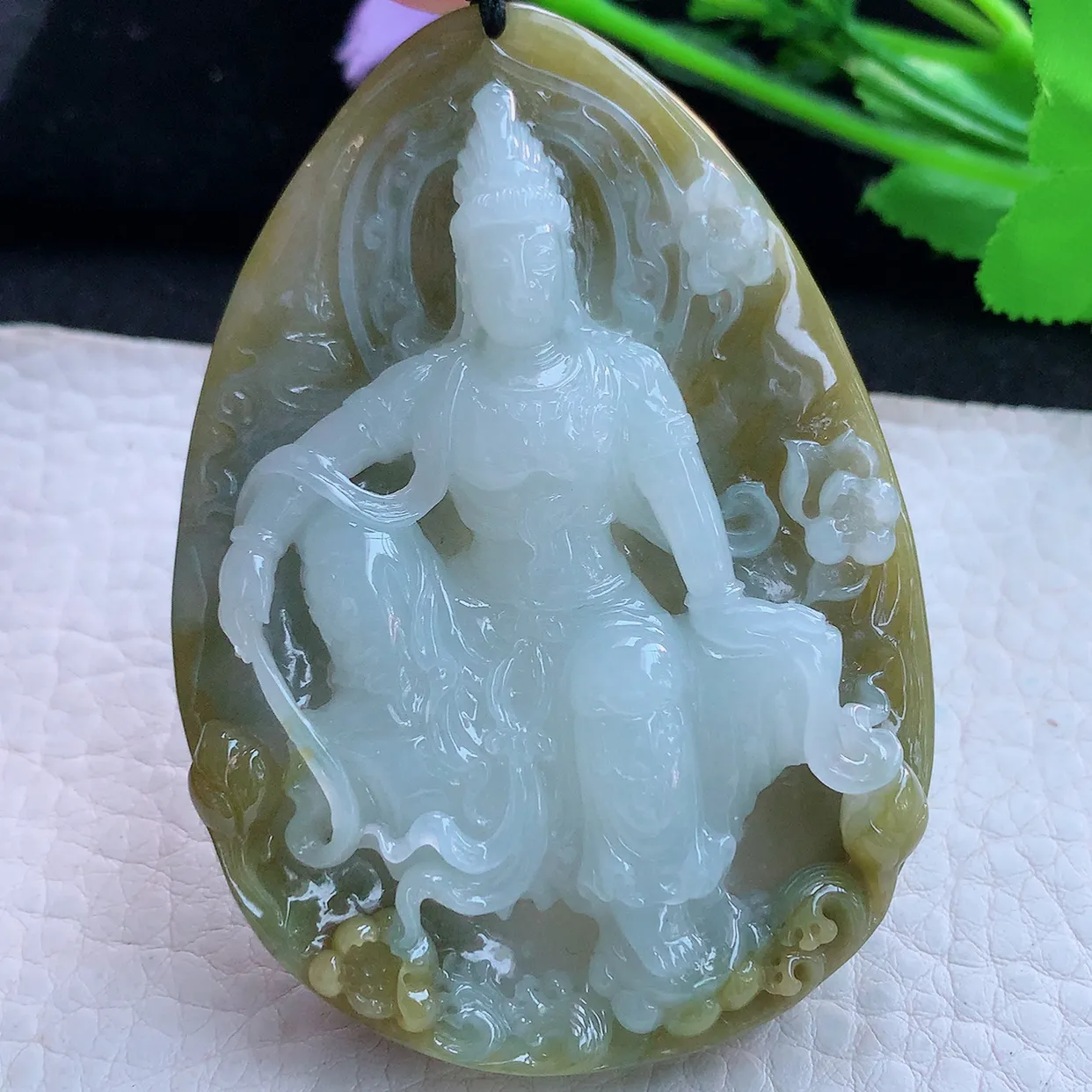 px实拍71.2*52.6*14.6俏色特色双彩缅甸翡翠精雕自在观音玉挂件