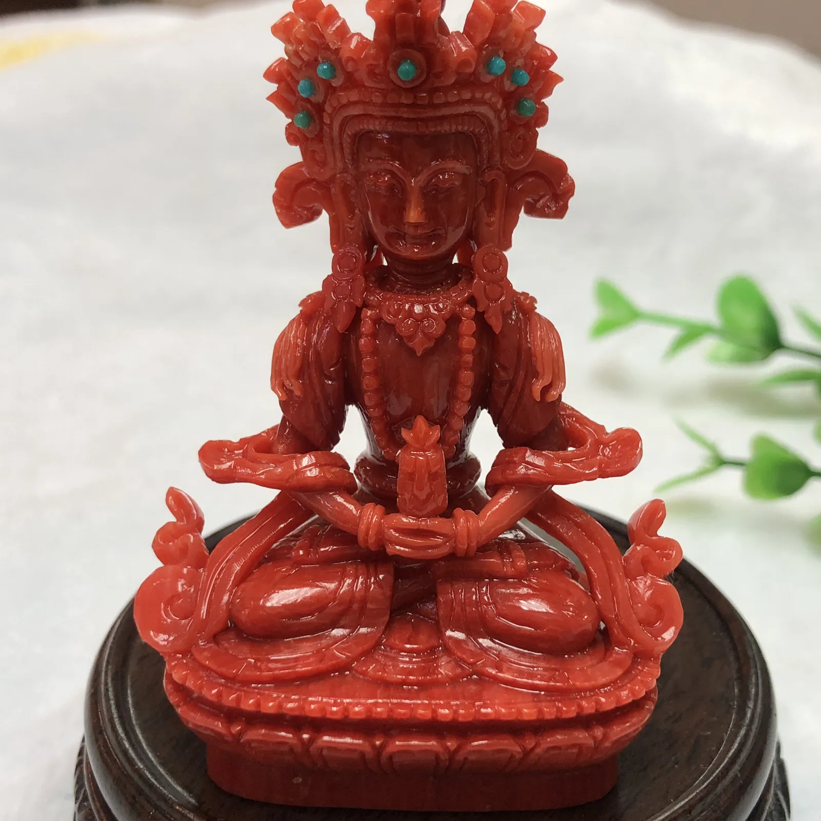 【红珊瑚长寿佛小摆件】可用作手持供奉，家庭供奉，工艺制作复杂精良，材料为意大利深红沙丁料，台湾拼接工艺，细节处理精细，佛身肌肤红色，盘发成髻戴五佛宝冠，上穿天衣，下著绸裙，神态庄严，双手结禅定印于膝上，托长寿宝瓶，双足以金刚双跏趺安住于莲花月轮上。底部开孔可藏经文！期待有缘人！佛高77.5毫米，宽50.4毫米，厚31.5毫米，重量54.32克，珊瑚本为佛教珍宝，珊瑚佛更近佛缘，可加持！