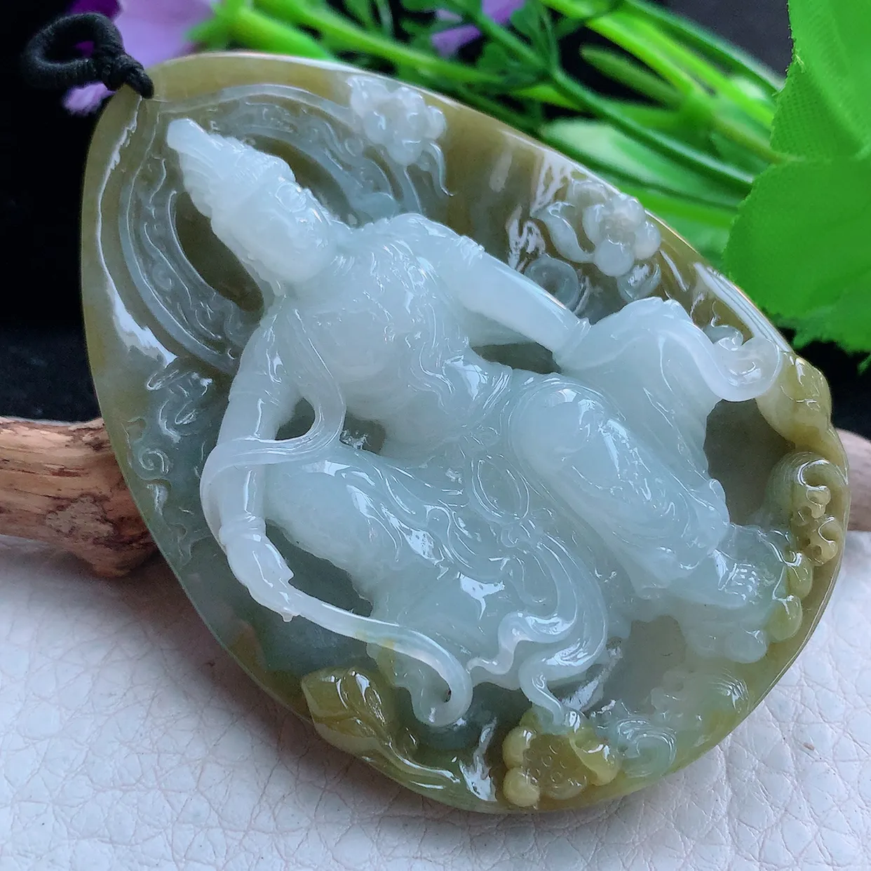 px实拍71.2*52.6*14.6俏色特色双彩缅甸翡翠精雕自在观音玉挂件