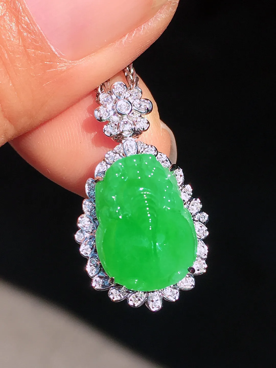 阳绿貔貅吊坠，色泽均匀艳丽，玉质细腻，荧光感超
强，饱满圆润，尽显优雅气质，18k
金豪华镶嵌