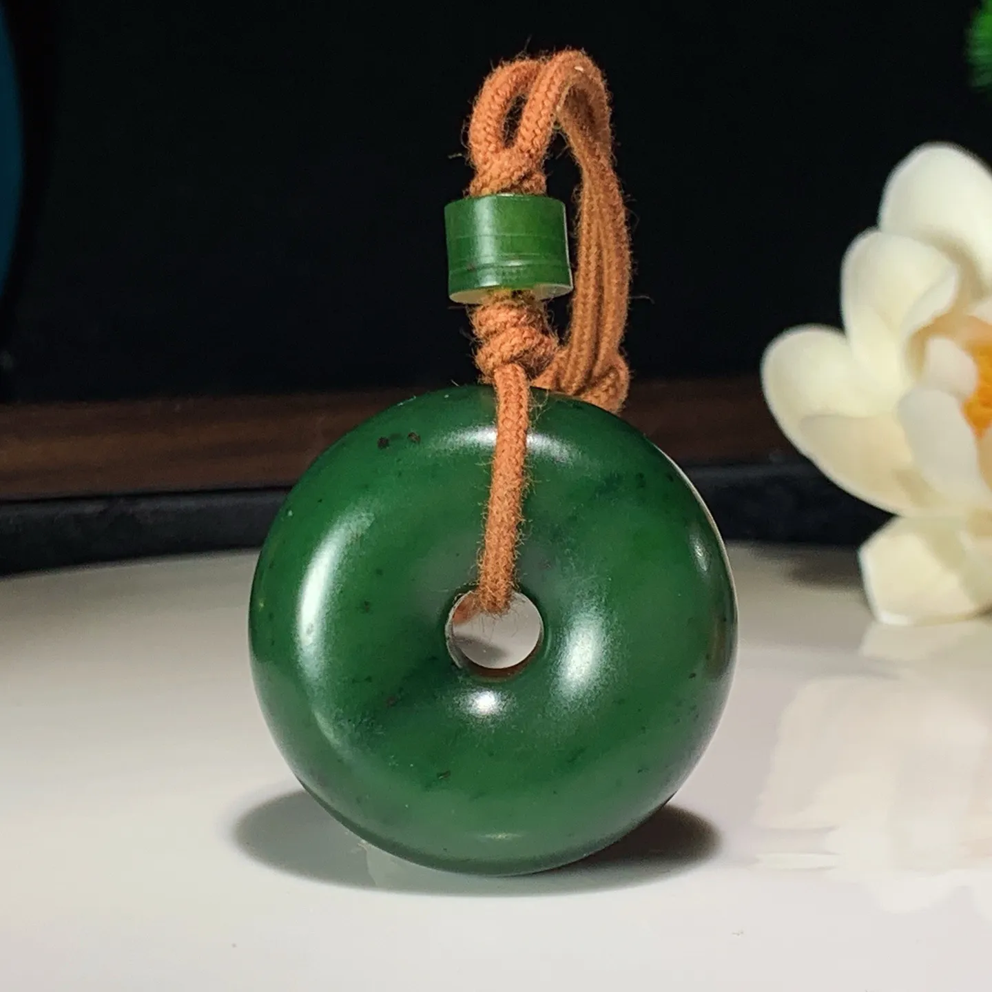 和田玉菠菜绿俄罗斯碧玉平安扣挂件。尺寸34/16重36.5克 无裂无杂 玉质细腻油润 底色纯净 脂粉好，品质好。lt250106