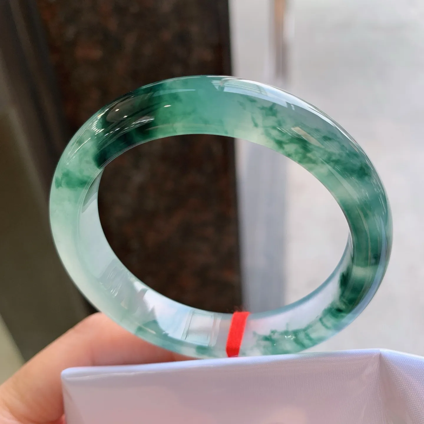 正圈冰飘花 无瑕 尺寸：55/12.1/7.8 起荧光