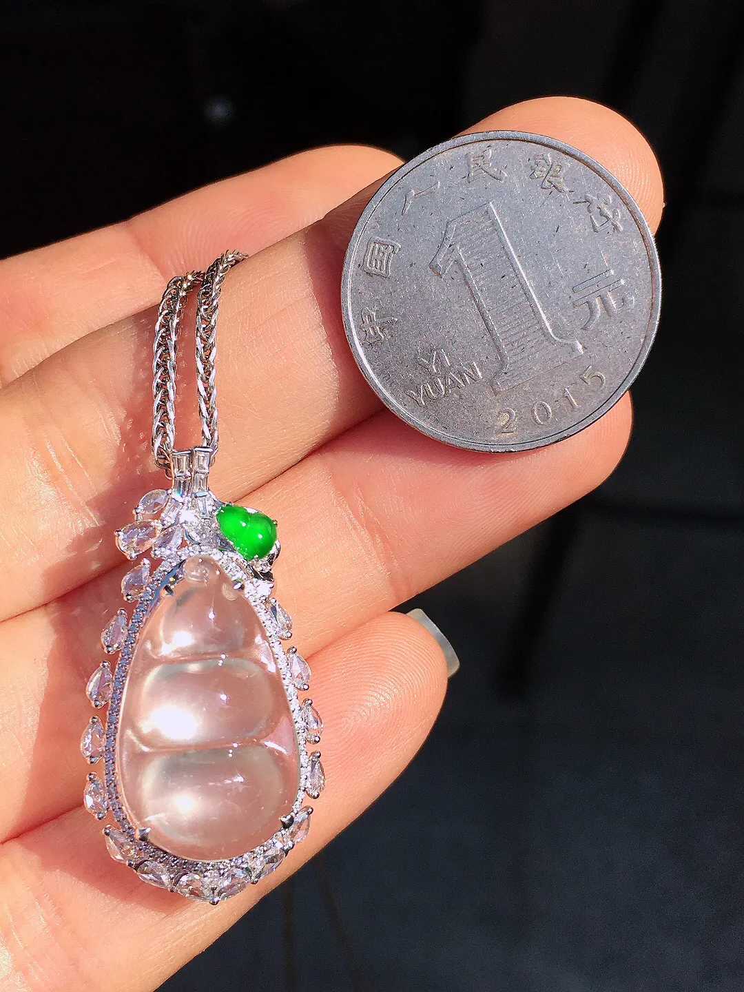 玻璃种福豆吊坠，玉质细腻，荧光感超
强，饱满圆润，尽显优雅气质，18k
金豪华镶嵌