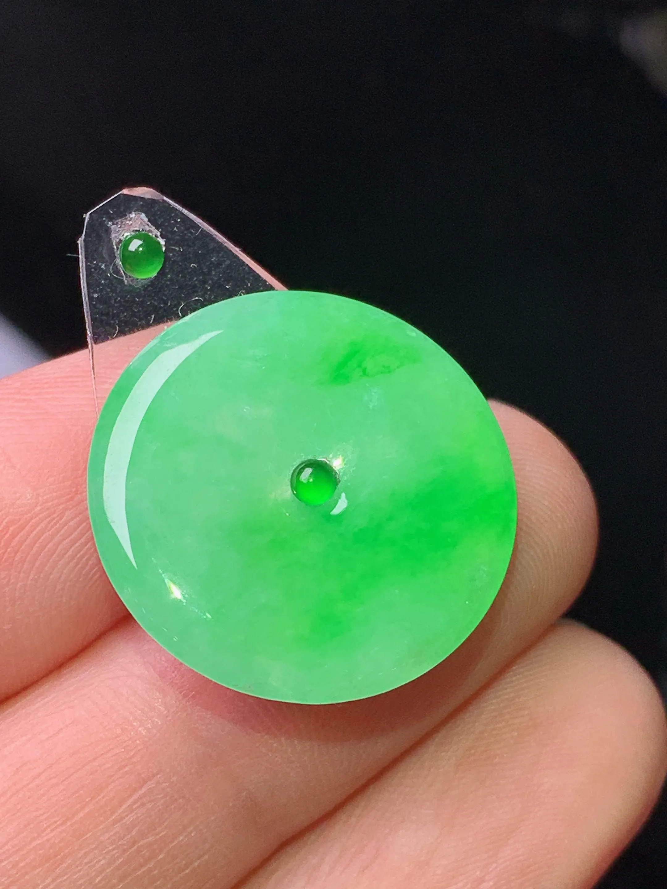 镶嵌款 翠绿平安扣吊坠 玉质细腻 色泽艳丽清新 整体尺寸20.2*2.5