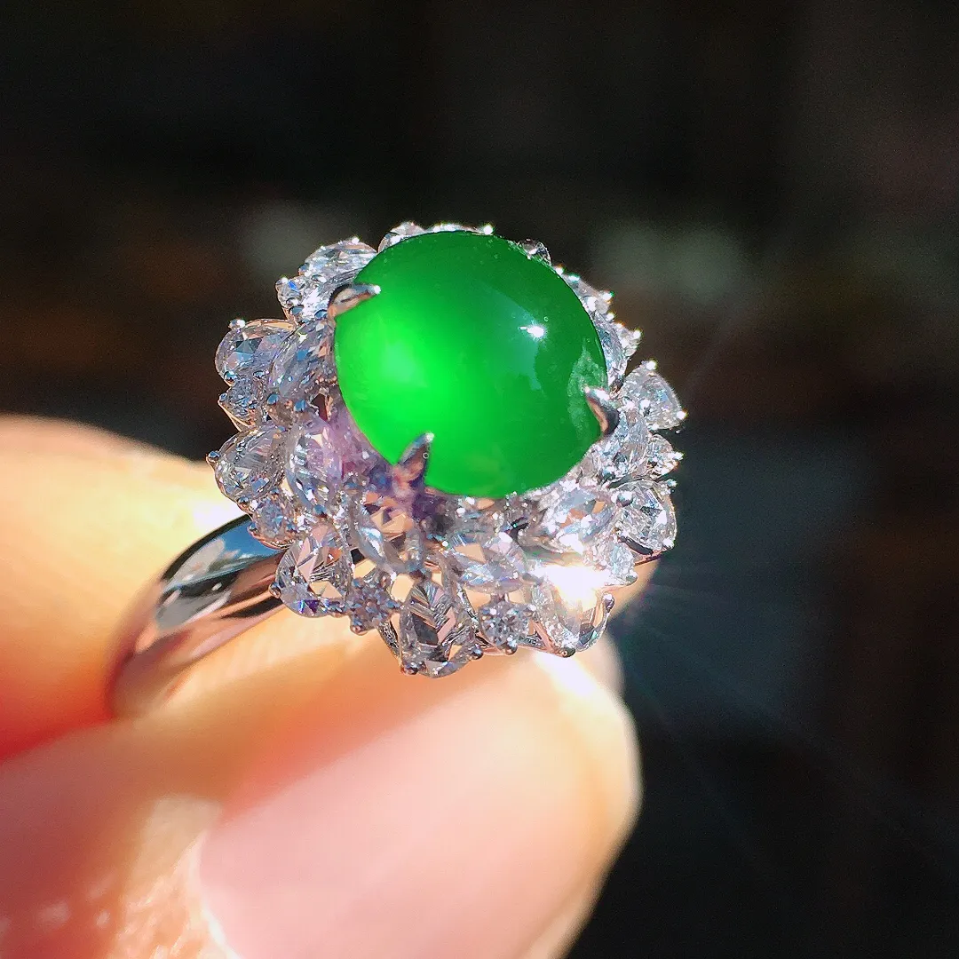 阳绿蛋面戒指，色泽均匀艳丽，玉质细腻，荧光感超
强，饱满圆润，尽显优雅气质，18k
金豪华镶嵌