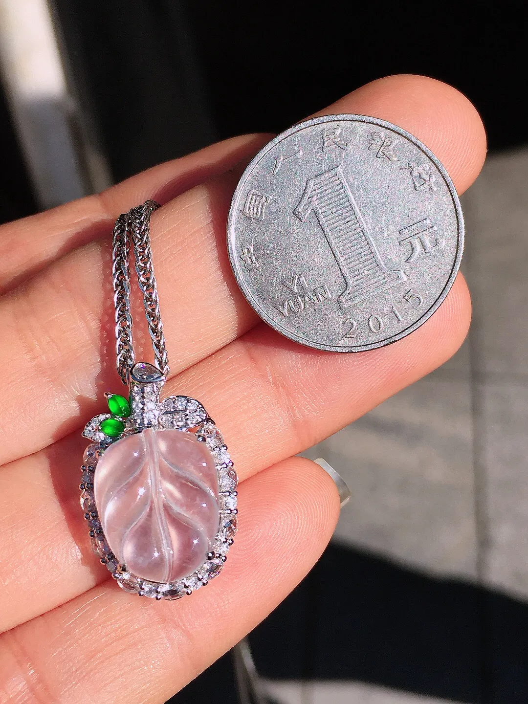 冰种玉叶吊坠，玉质细腻，荧光感超
强，饱满圆润，尽显优雅气质，18k
金豪华镶嵌