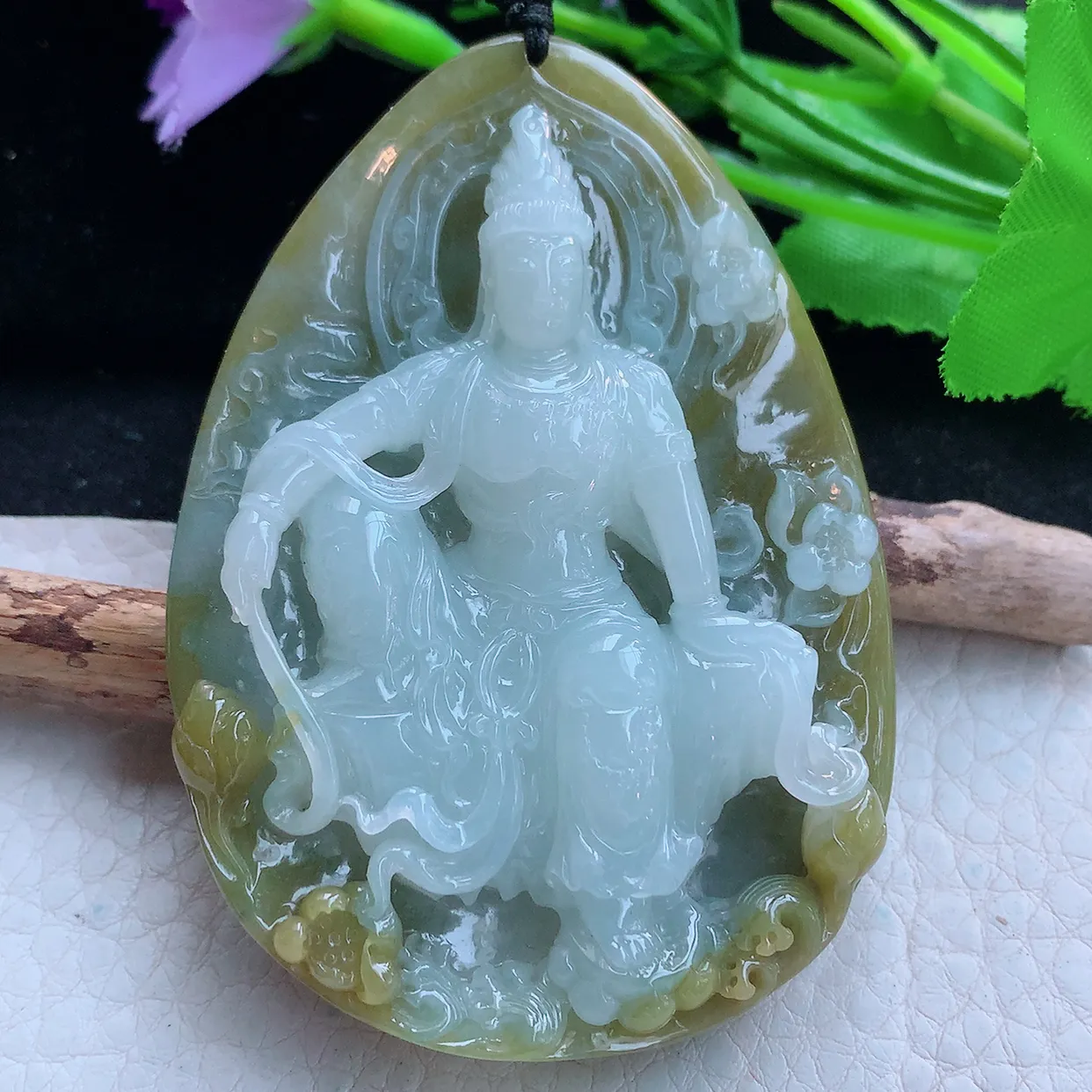 px实拍71.2*52.6*14.6俏色特色双彩缅甸翡翠精雕自在观音玉挂件