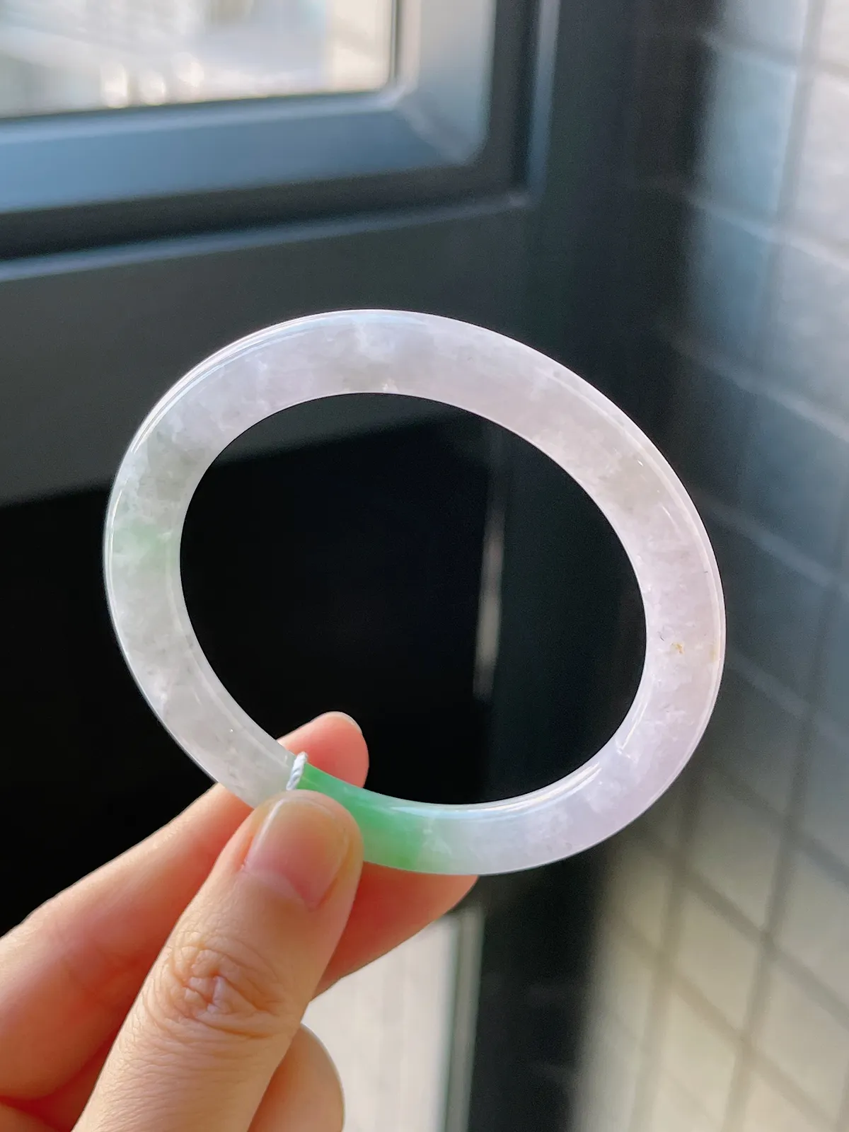 圆镯53.3圈口，翡翠冰糯种飘绿手镯