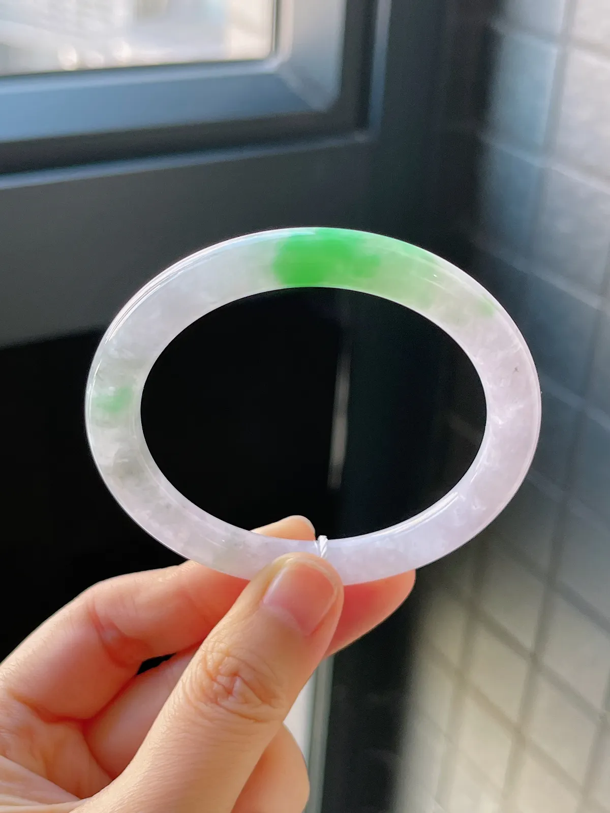 圆镯53.3圈口，翡翠冰糯种飘绿手镯