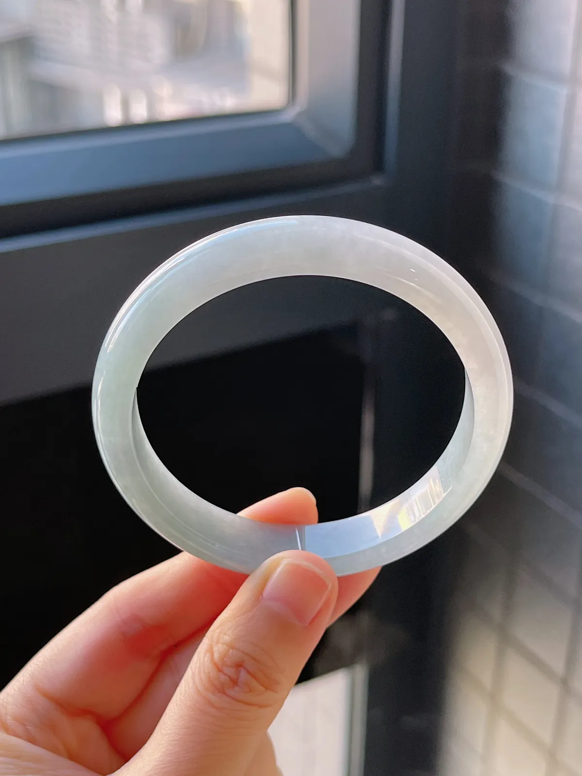 正圈56.6圈口，翡翠糯化种淡绿色手镯