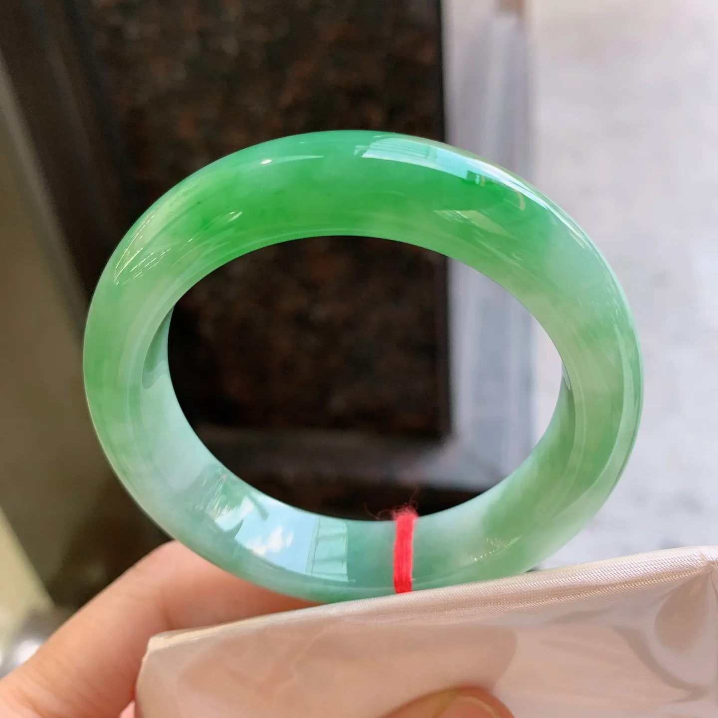 正圈飘绿 无瑕 尺寸：52/13.1/8.9 细腻