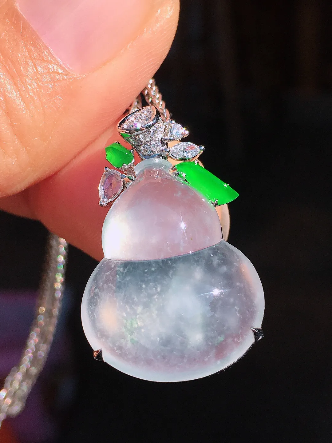 冰种葫芦吊坠，玉质细腻，荧光感超
强，饱满圆润，尽显优雅气质，18k
金豪华镶嵌